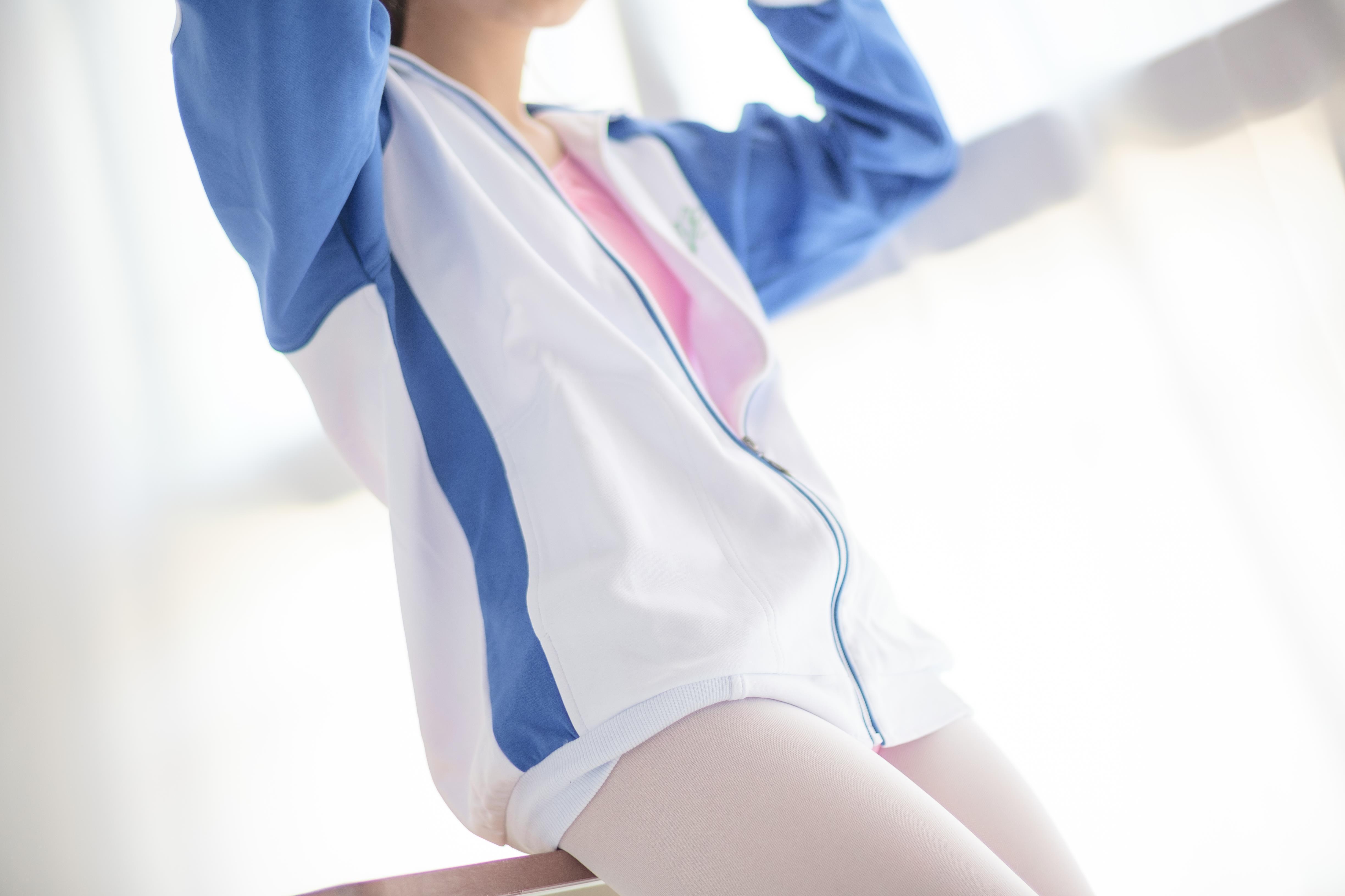 [森萝财团]萝莉R15-012 蓝白校服与粉色紧身运动连体衣加白色丝袜美腿性感私房写真集,