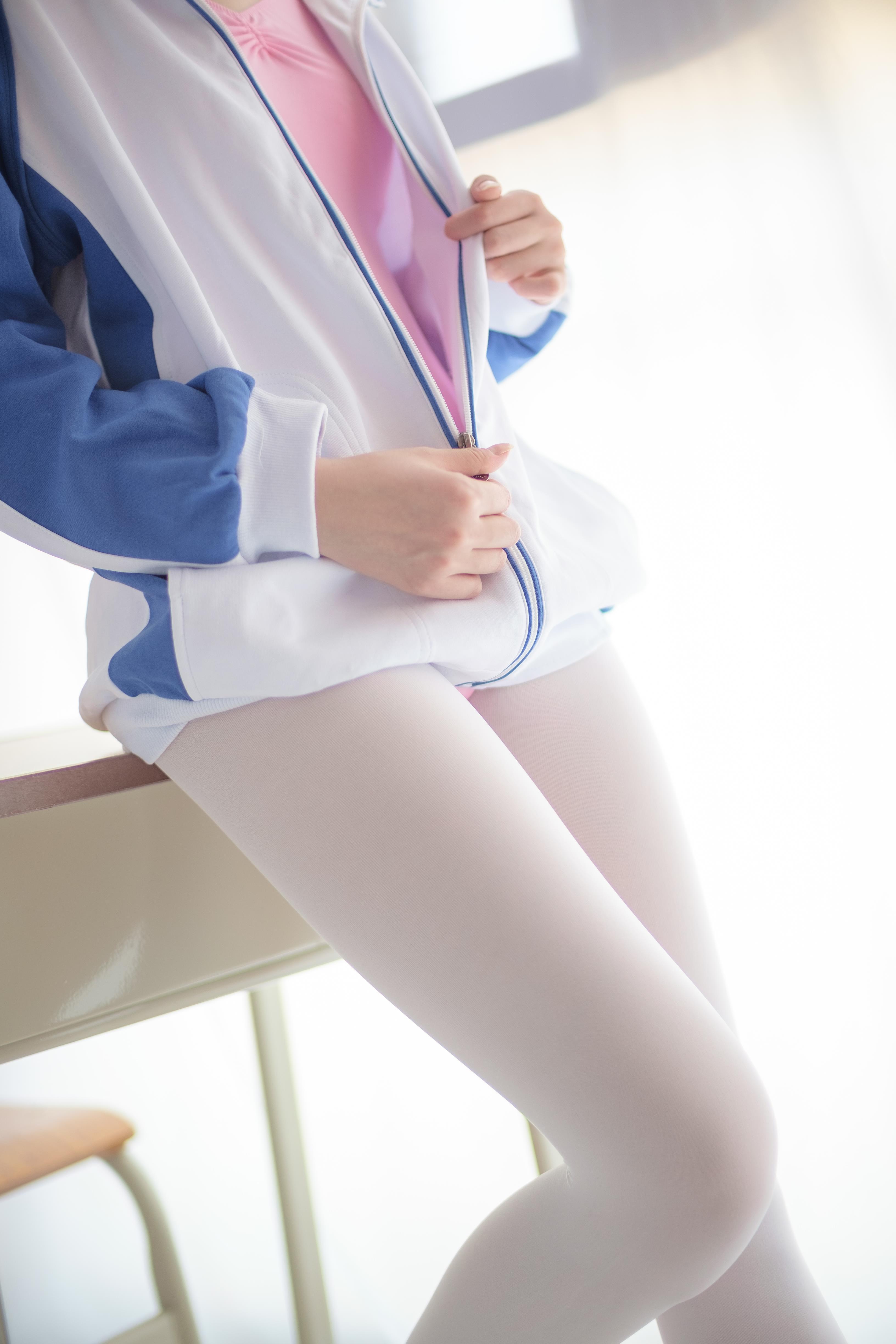 [森萝财团]萝莉R15-012 蓝白校服与粉色紧身运动连体衣加白色丝袜美腿性感私房写真集,