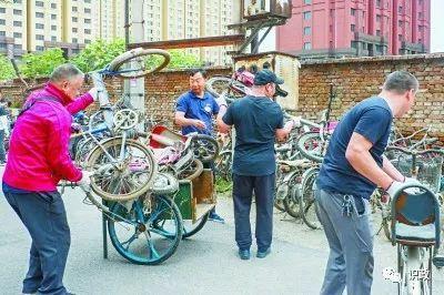 市发改委志愿者在昌平区东小口镇森林大第社区集中清理僵尸自行车。
