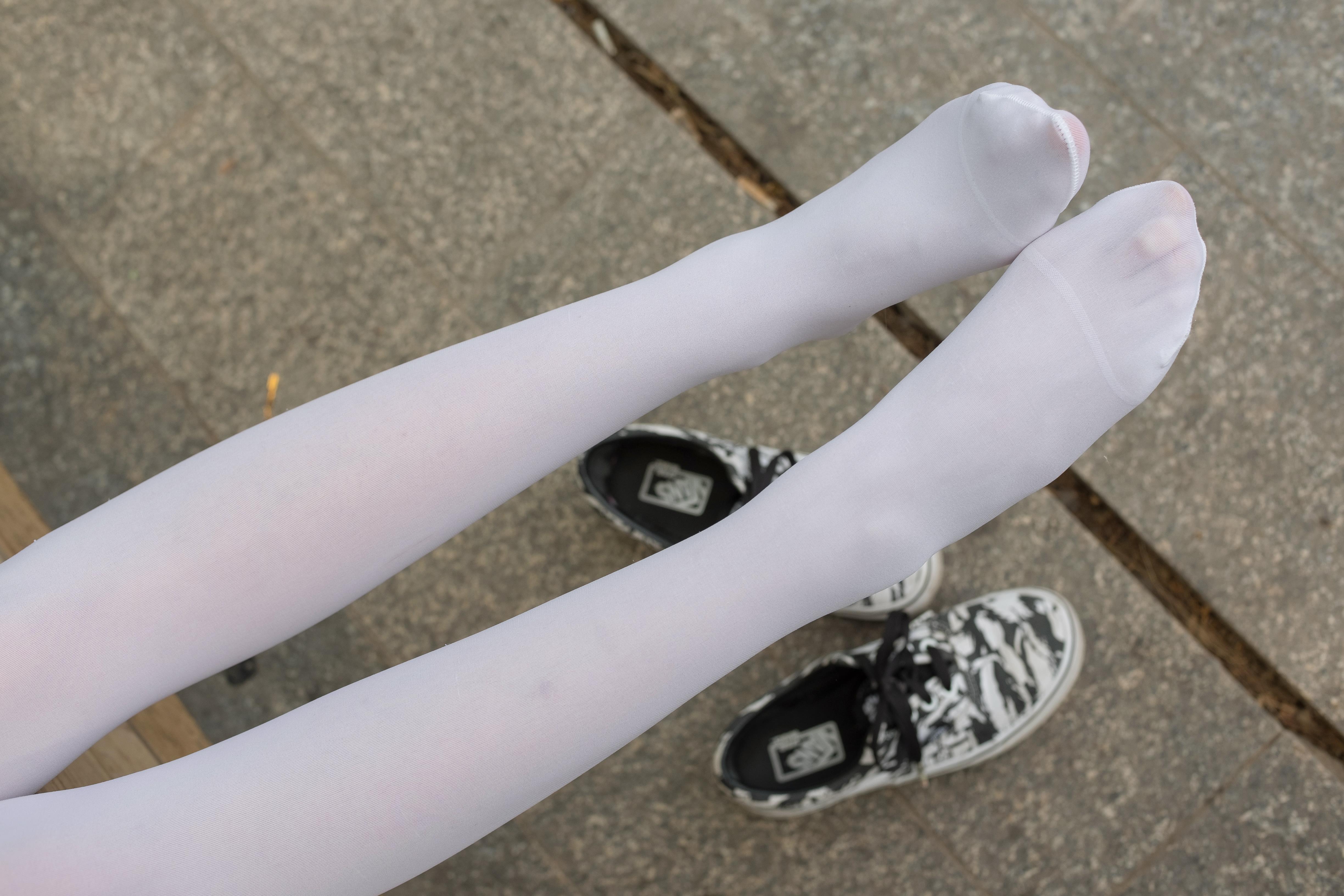 [森萝财团]萝莉R15-014 白色短袖与灰色短裤加白色丝袜美腿玉足公园内性感私房写真集,