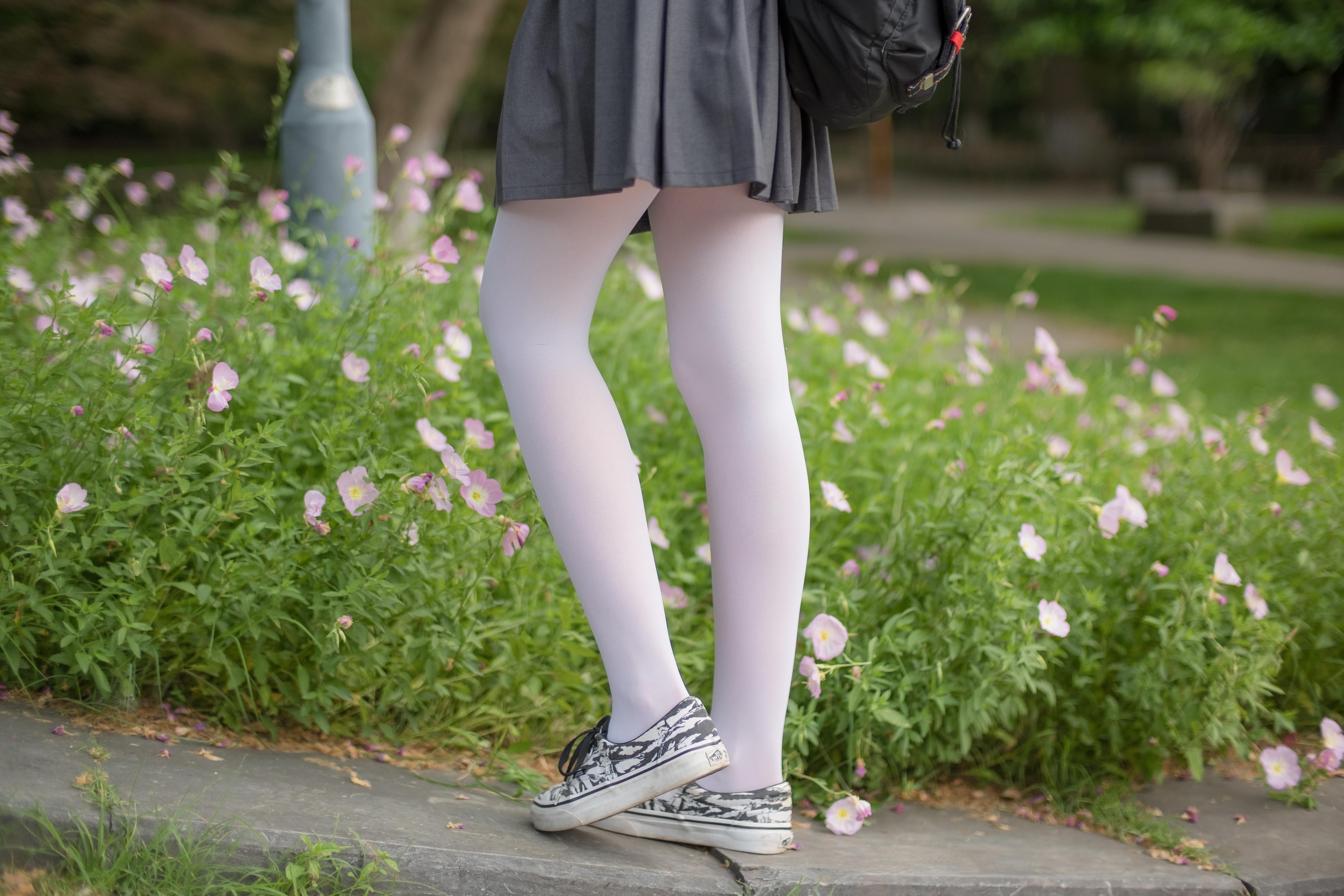 [森萝财团]萝莉R15-014 白色短袖与灰色短裤加白色丝袜美腿玉足公园内性感私房写真集,