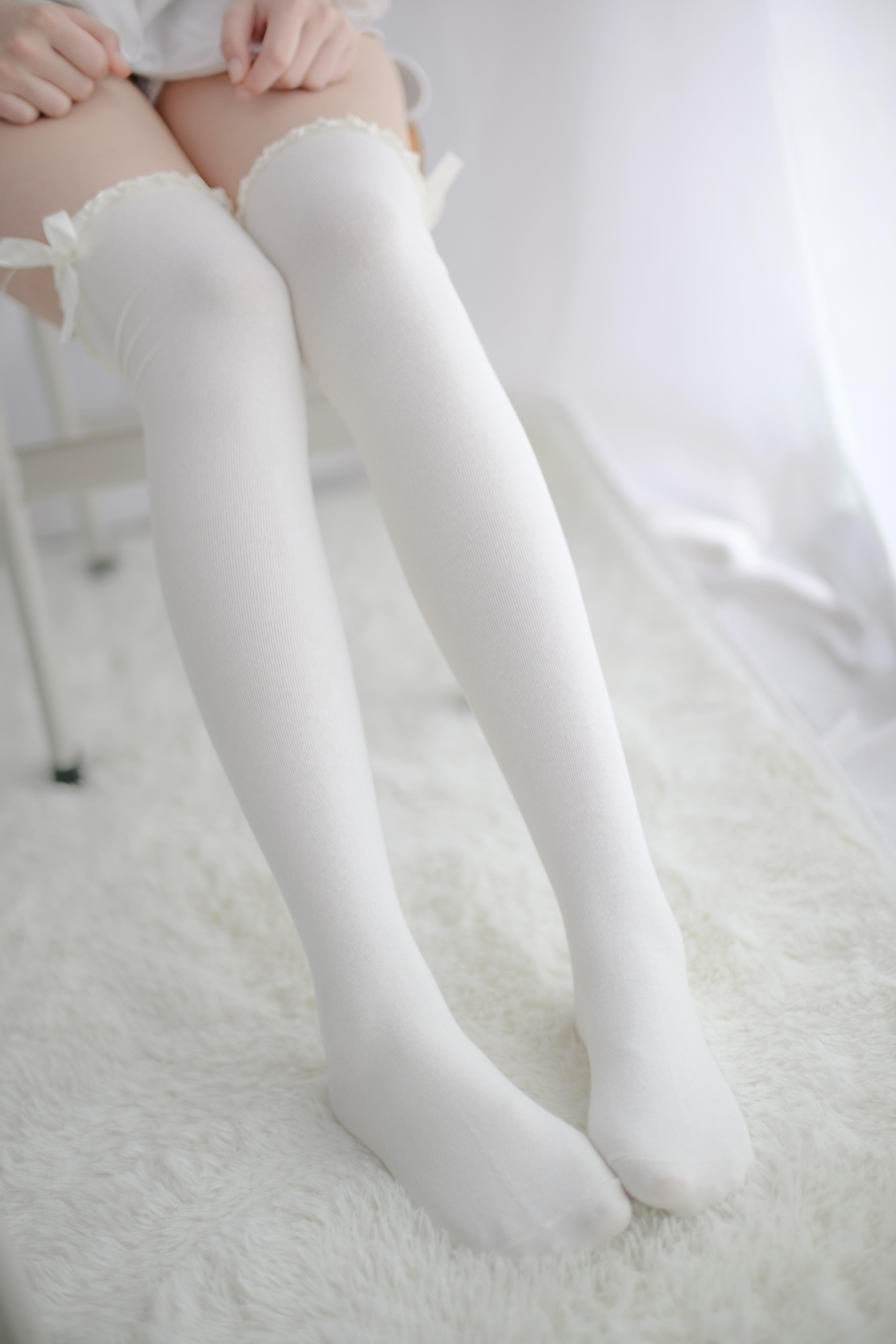 [森萝财团]萝莉R15-016 白色衬衫加短袖与淡蓝色短裤及白色丝袜美腿性感私房写真集,