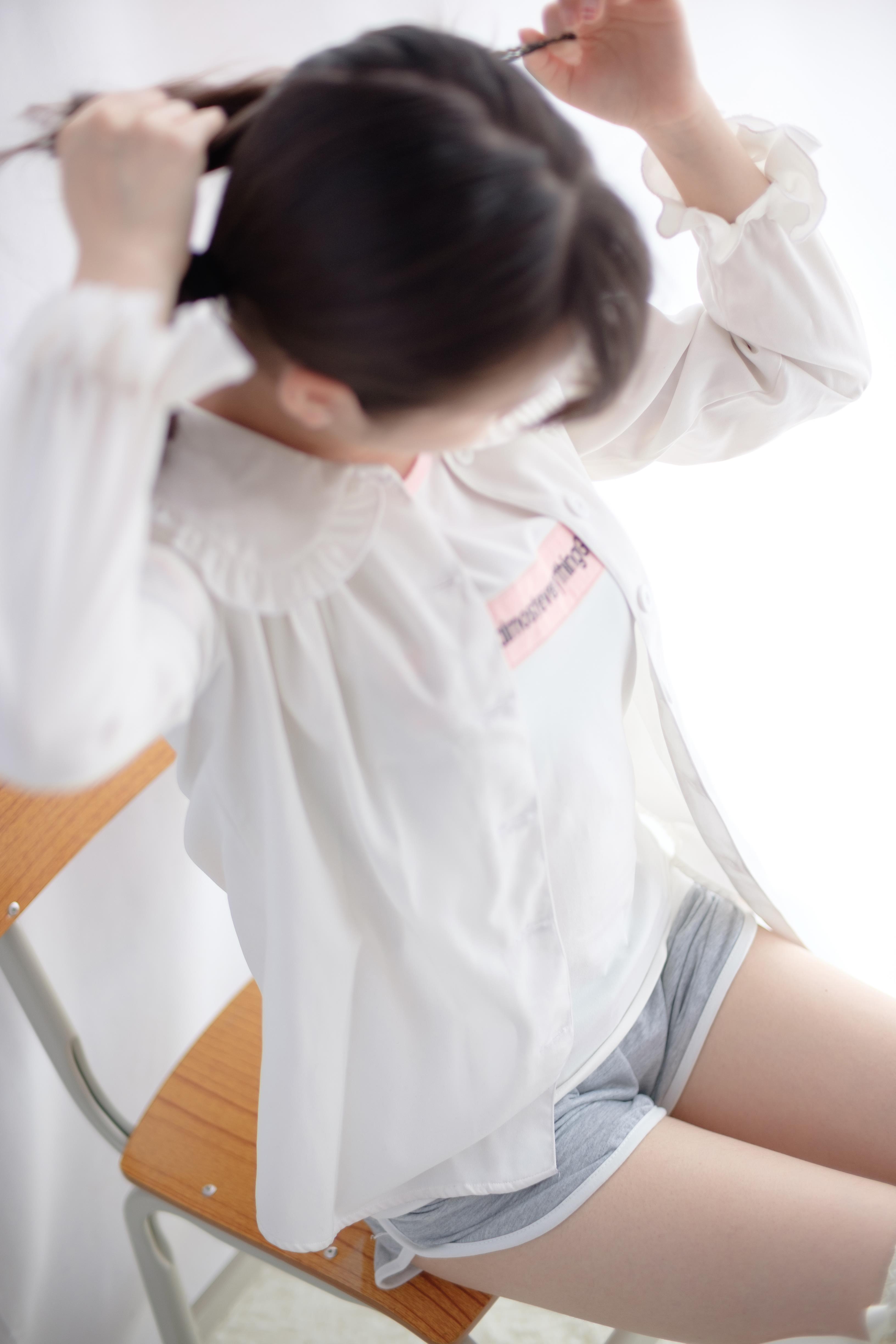[森萝财团]萝莉R15-016 白色衬衫加短袖与淡蓝色短裤及白色丝袜美腿性感私房写真集,