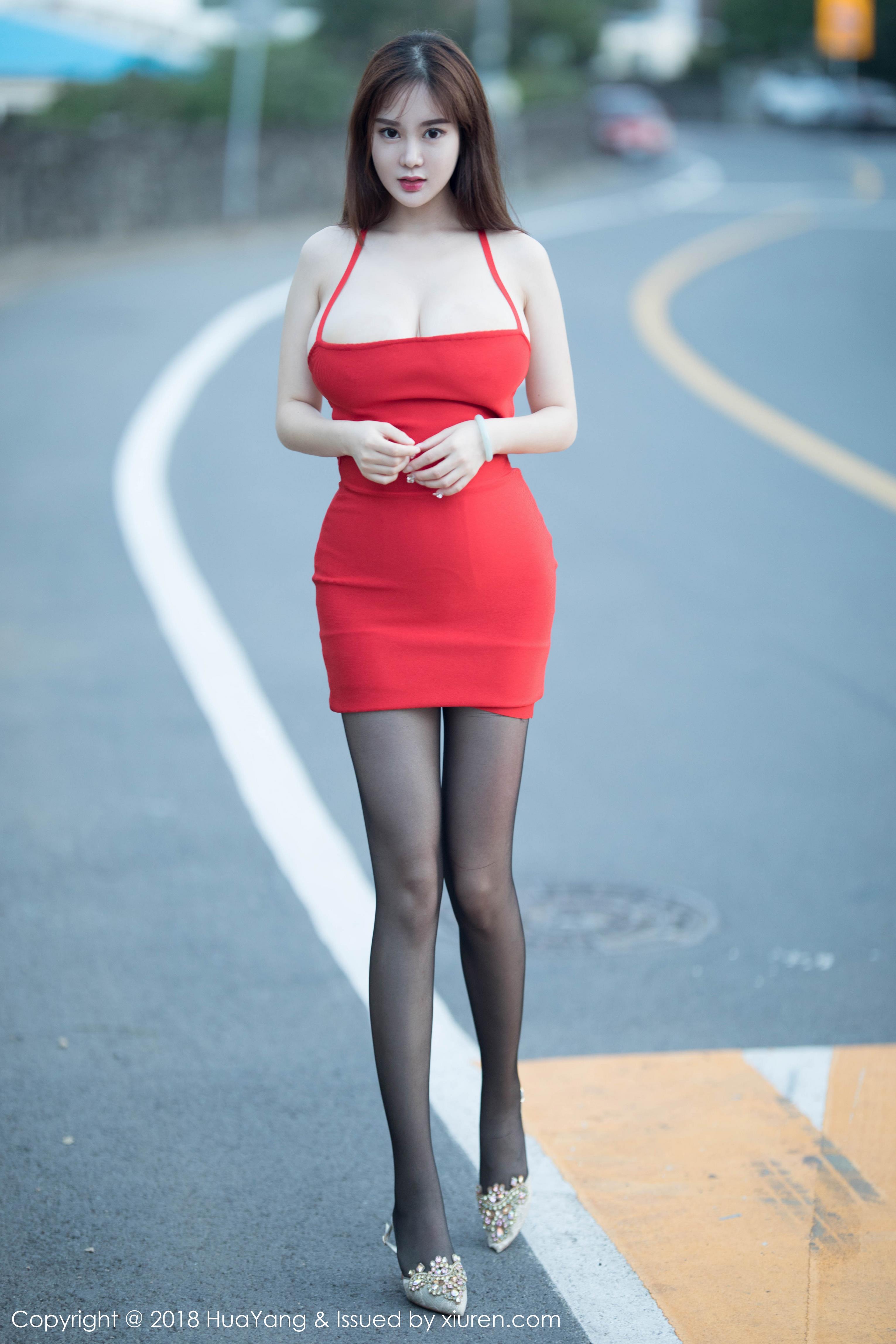 [HuaYang花漾show]HYG20180911VOL0080 E奶巨乳 易阳Silvia 棕色围裙与红色抹胸裙加黑色丝袜美腿性感私房写真集,