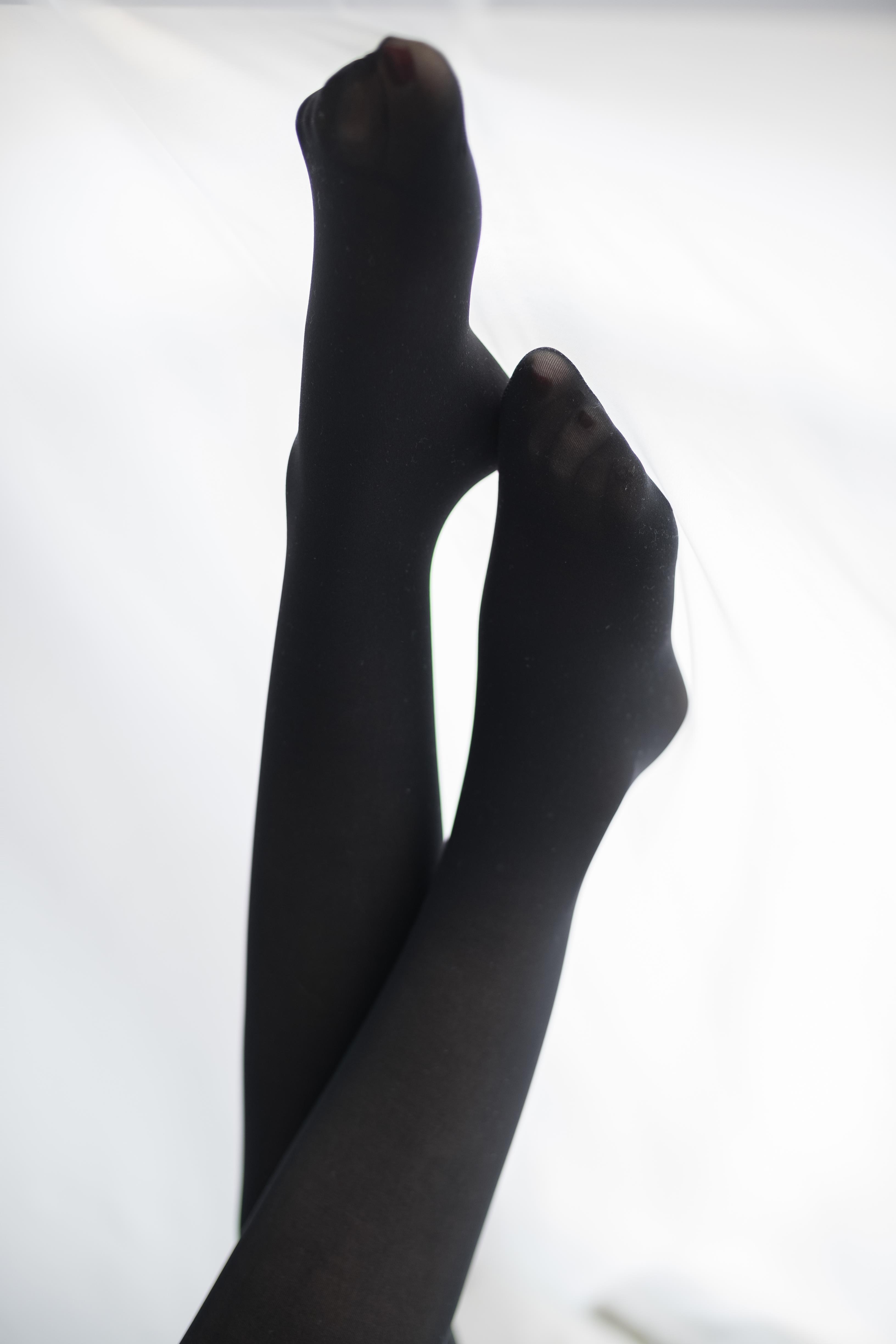 [森萝财团]萝莉R15-017 白色短袖与灰色短裙加黑色丝袜美腿性感私房写真集,