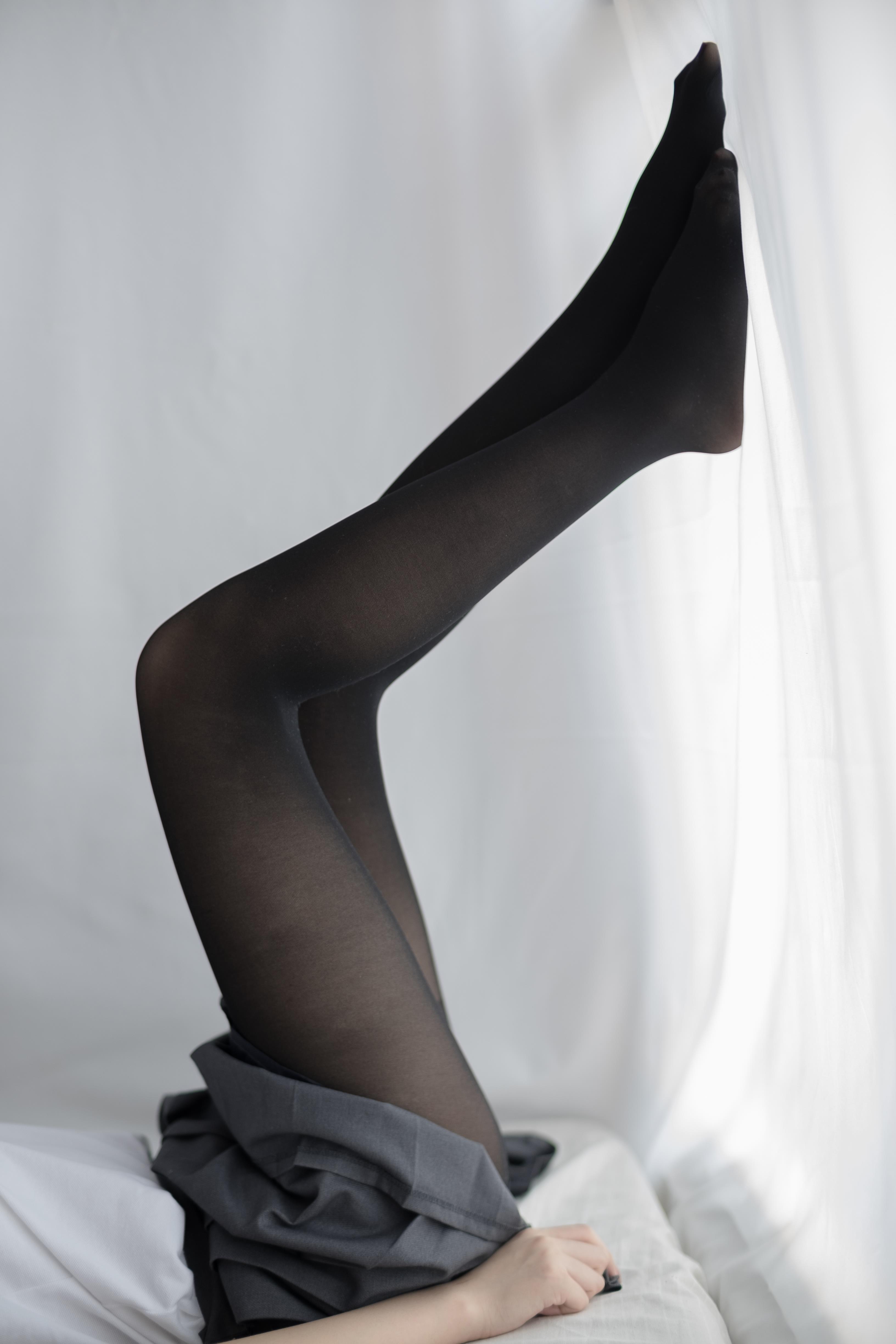 [森萝财团]萝莉R15-017 白色短袖与灰色短裙加黑色丝袜美腿性感私房写真集,