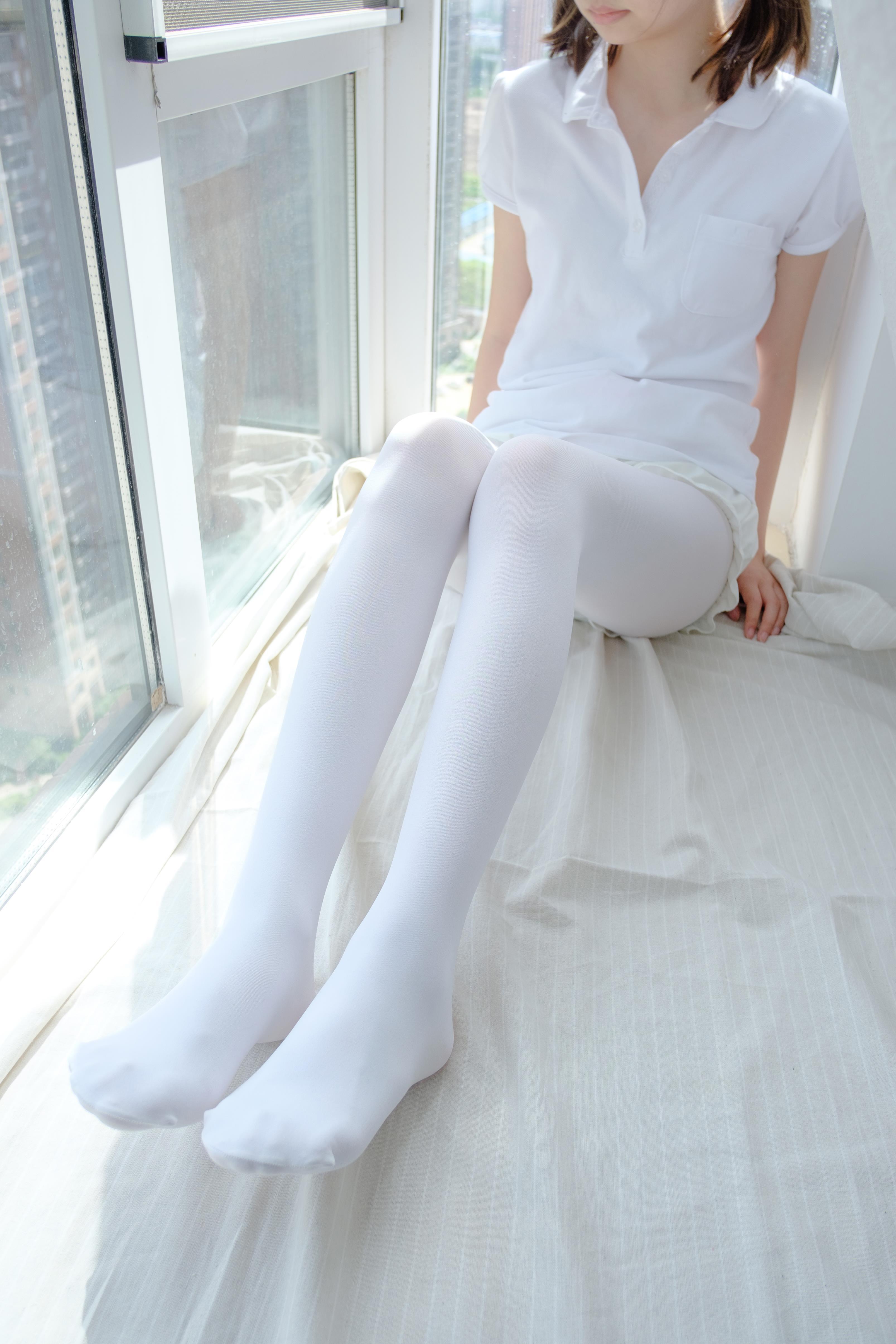 [森萝财团]萝莉R15-018 白色短袖与黄色短裤加白色丝袜美腿性感私房写真集,