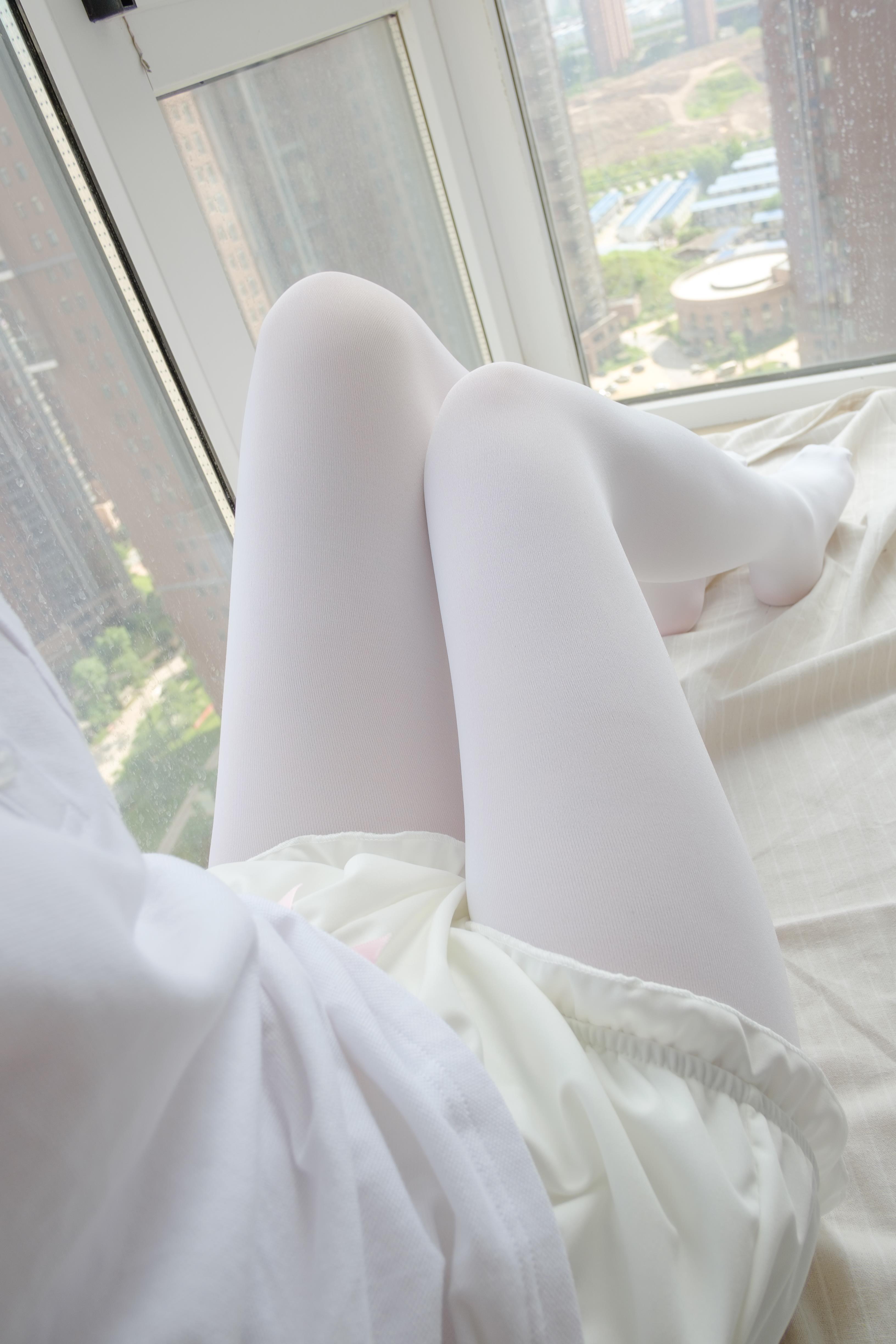 [森萝财团]萝莉R15-018 白色短袖与黄色短裤加白色丝袜美腿性感私房写真集,