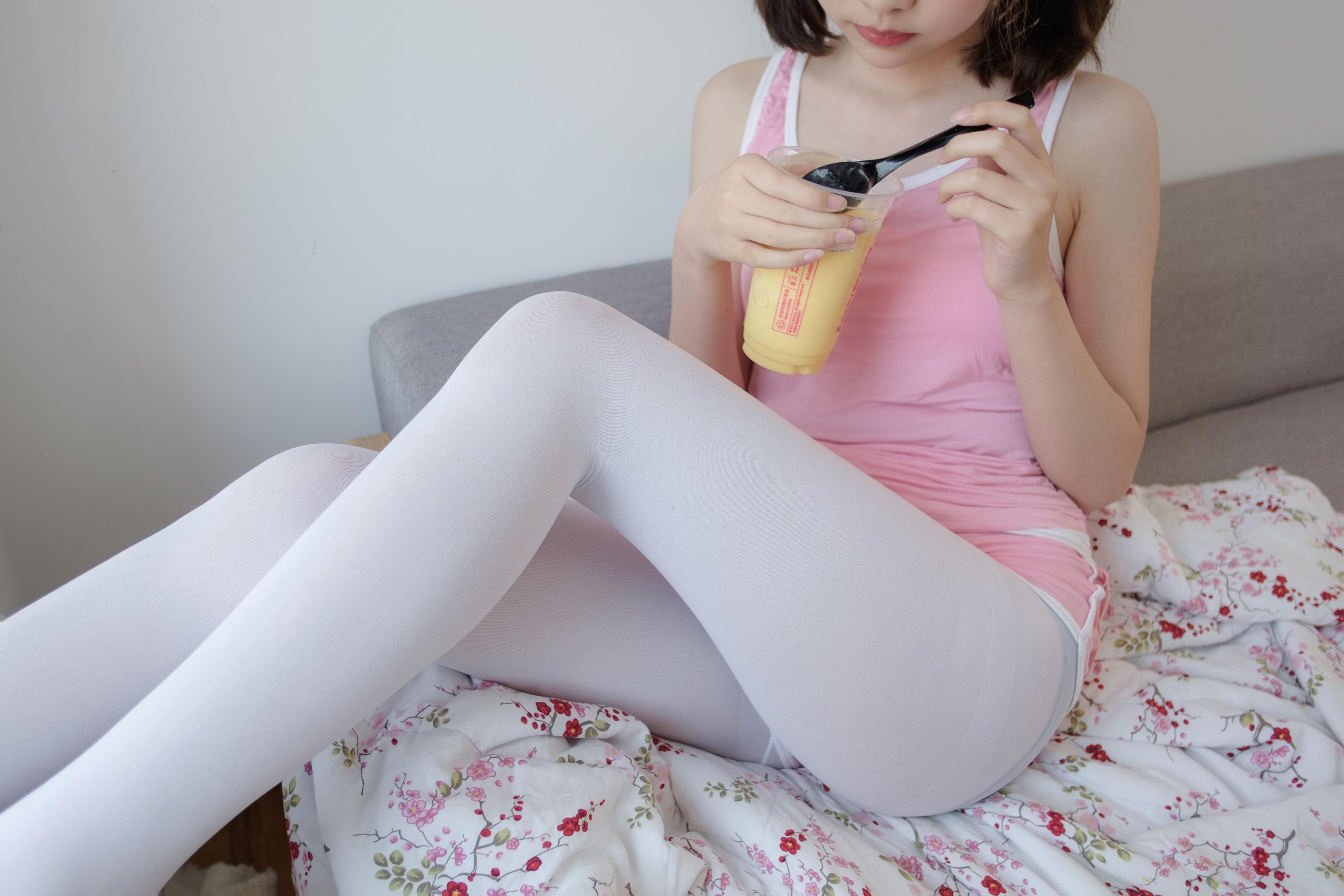 [森萝财团]萝莉R15-020 粉色小背心与粉色短裤加白色丝袜美腿性感私房写真集,