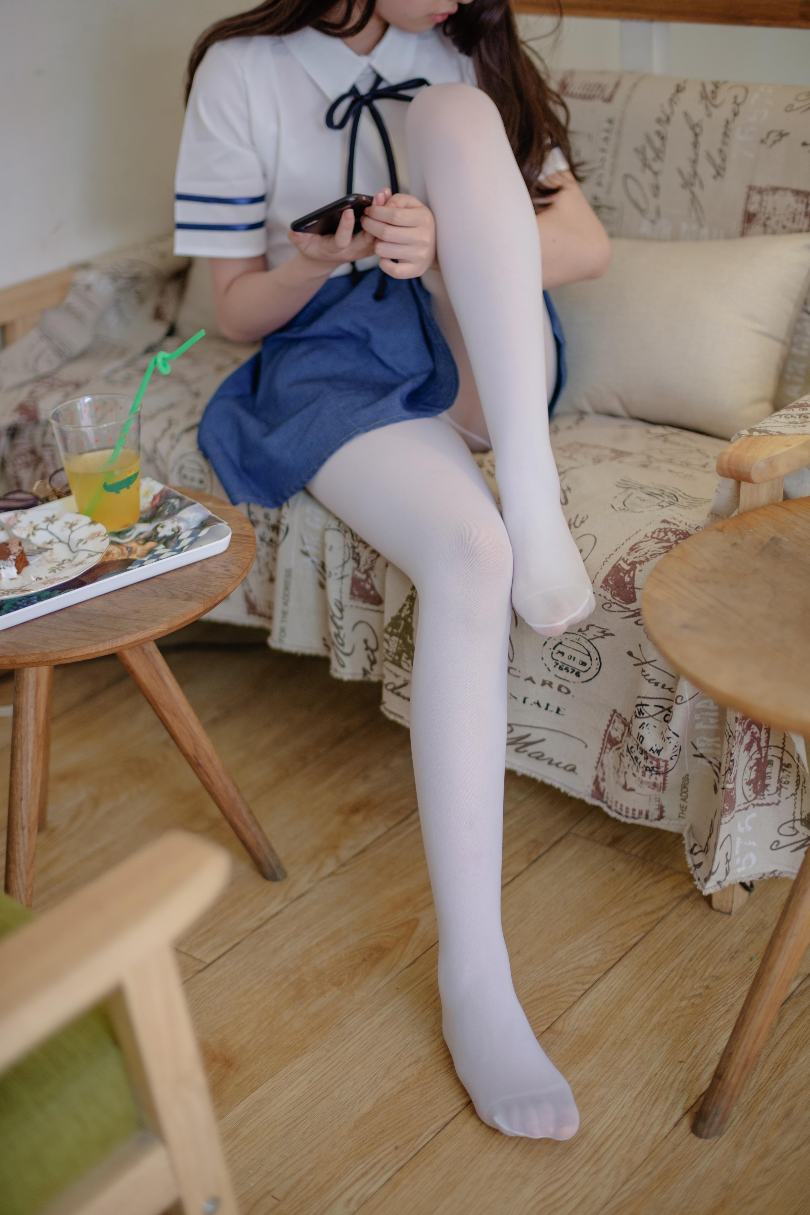 [森萝财团]萝莉R15-021 高中女生制服短裙加白色丝袜美腿性感私房写真集,