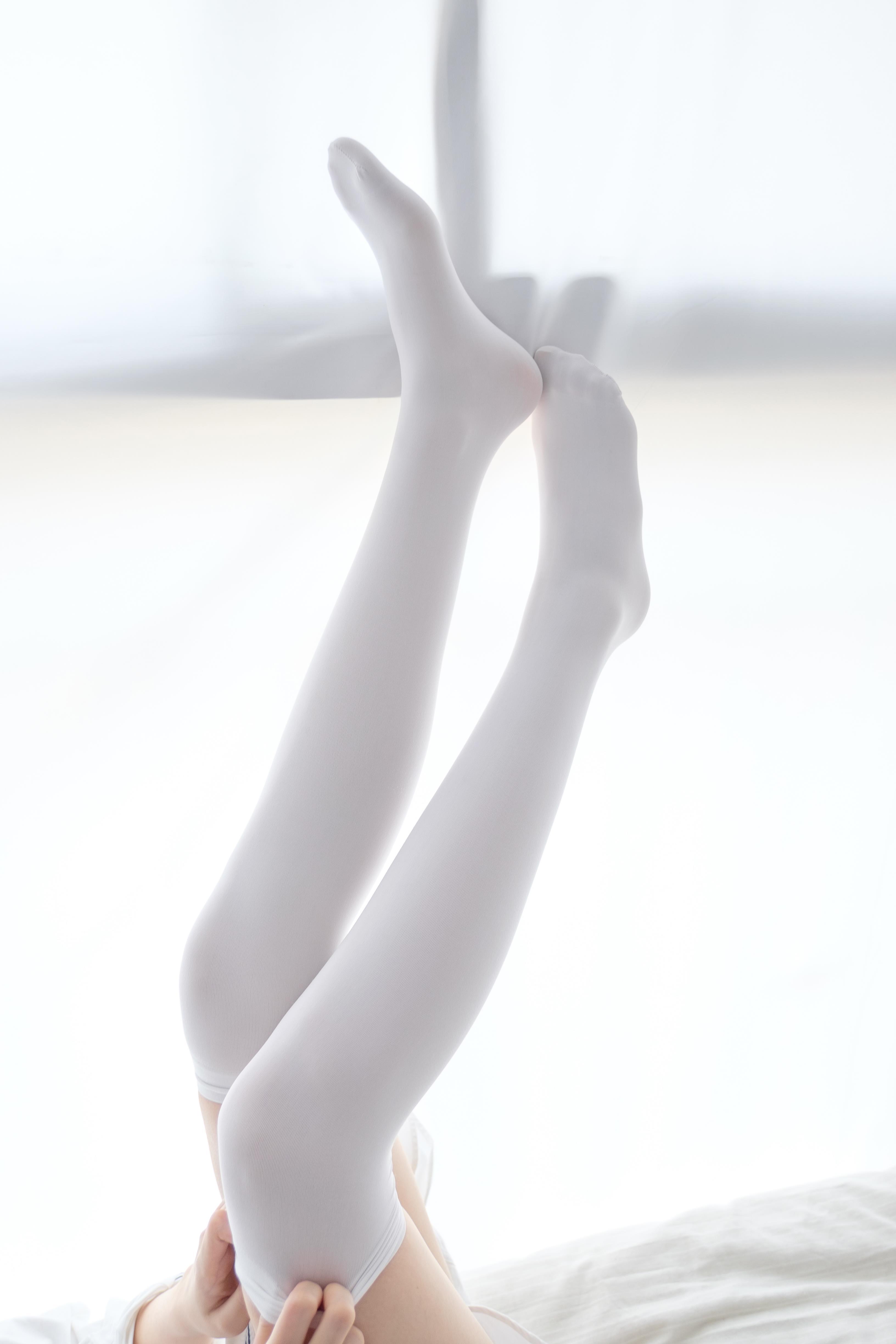[森萝财团]萝莉R15-022 卧室床上白色衬衫加白色丝袜美腿性感私房写真集,