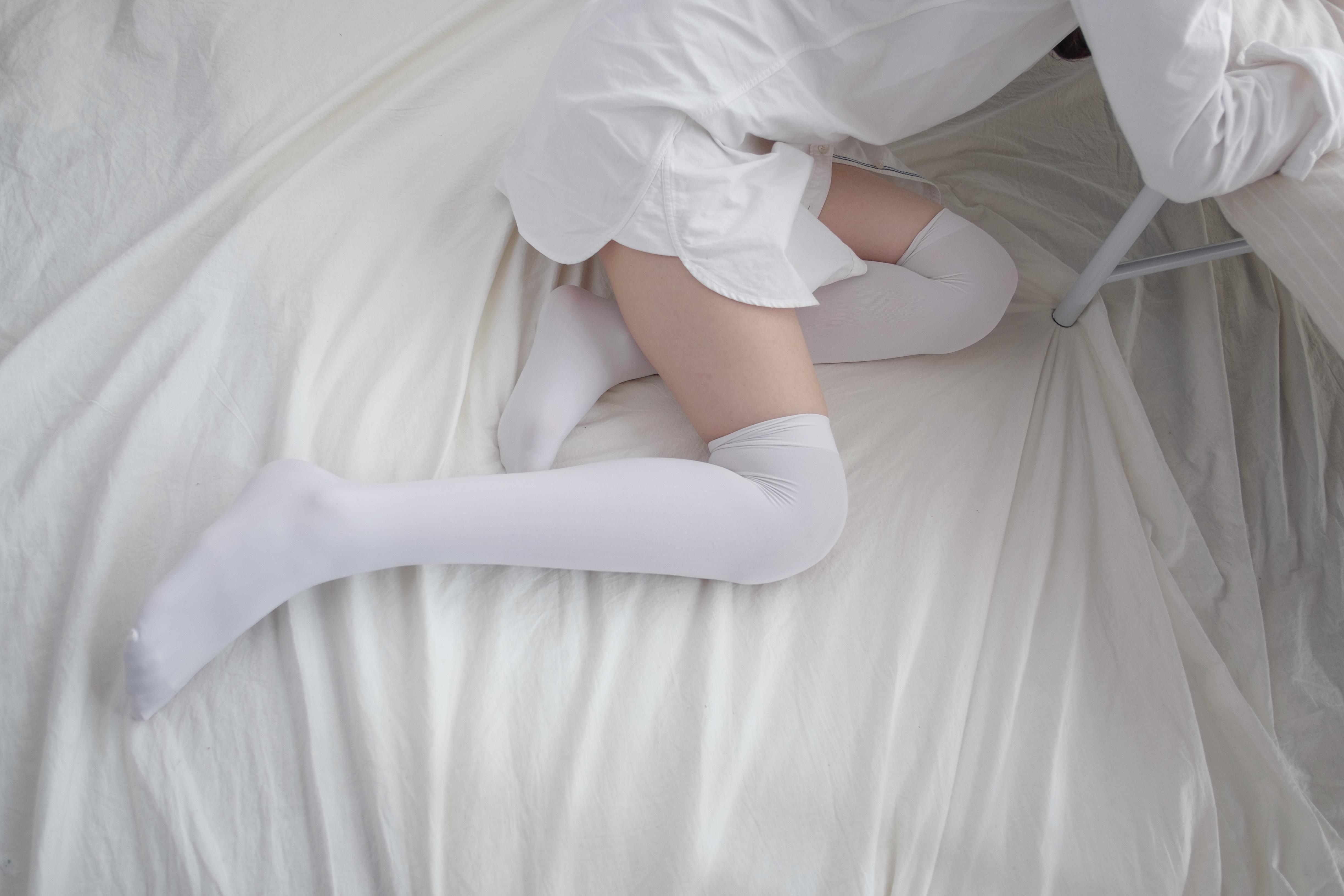 [森萝财团]萝莉R15-022 卧室床上白色衬衫加白色丝袜美腿性感私房写真集,