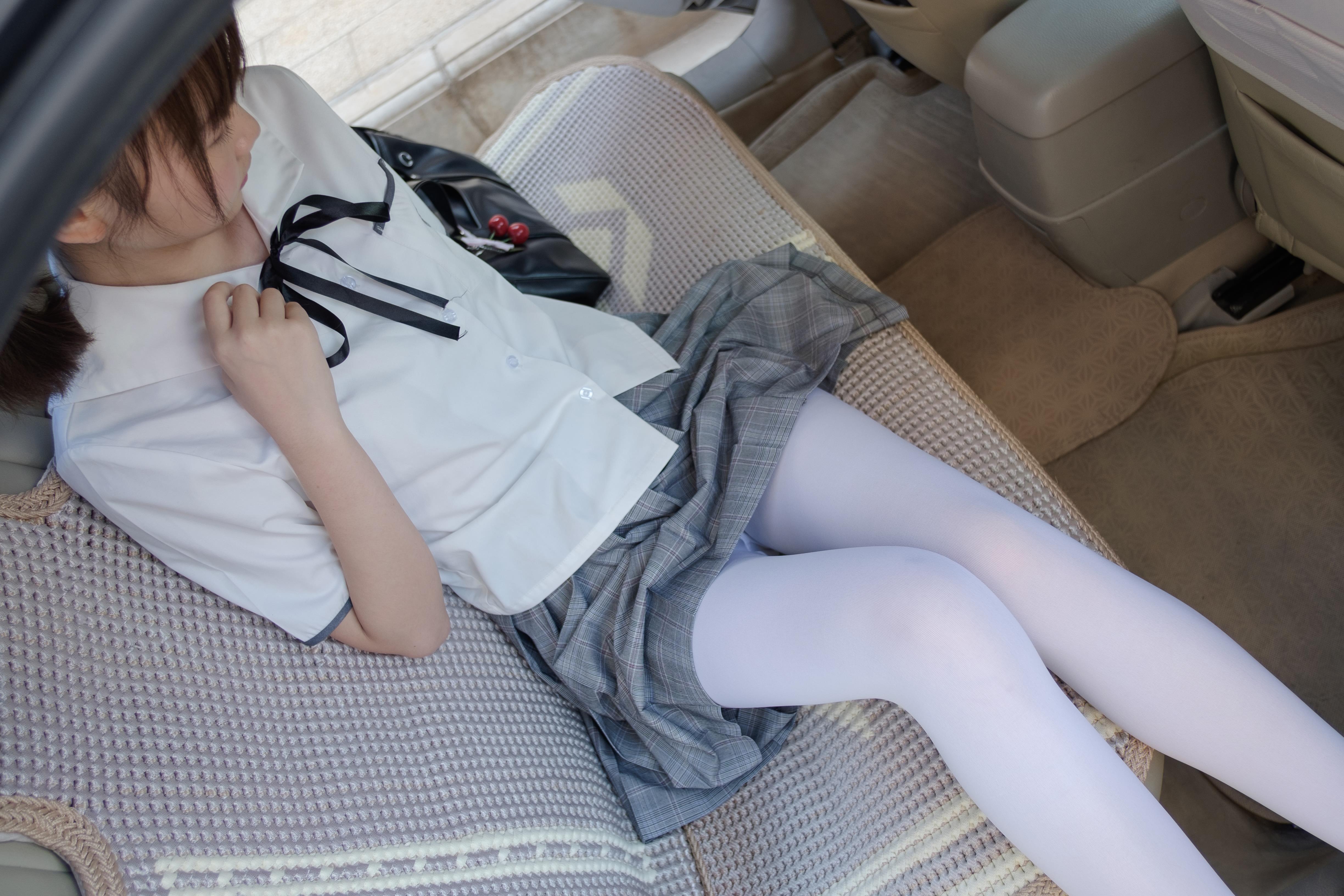 [森萝财团]萝莉R15-023 豪车内高中女生制服短裙加白色丝袜美腿玉足性感私房写真集,