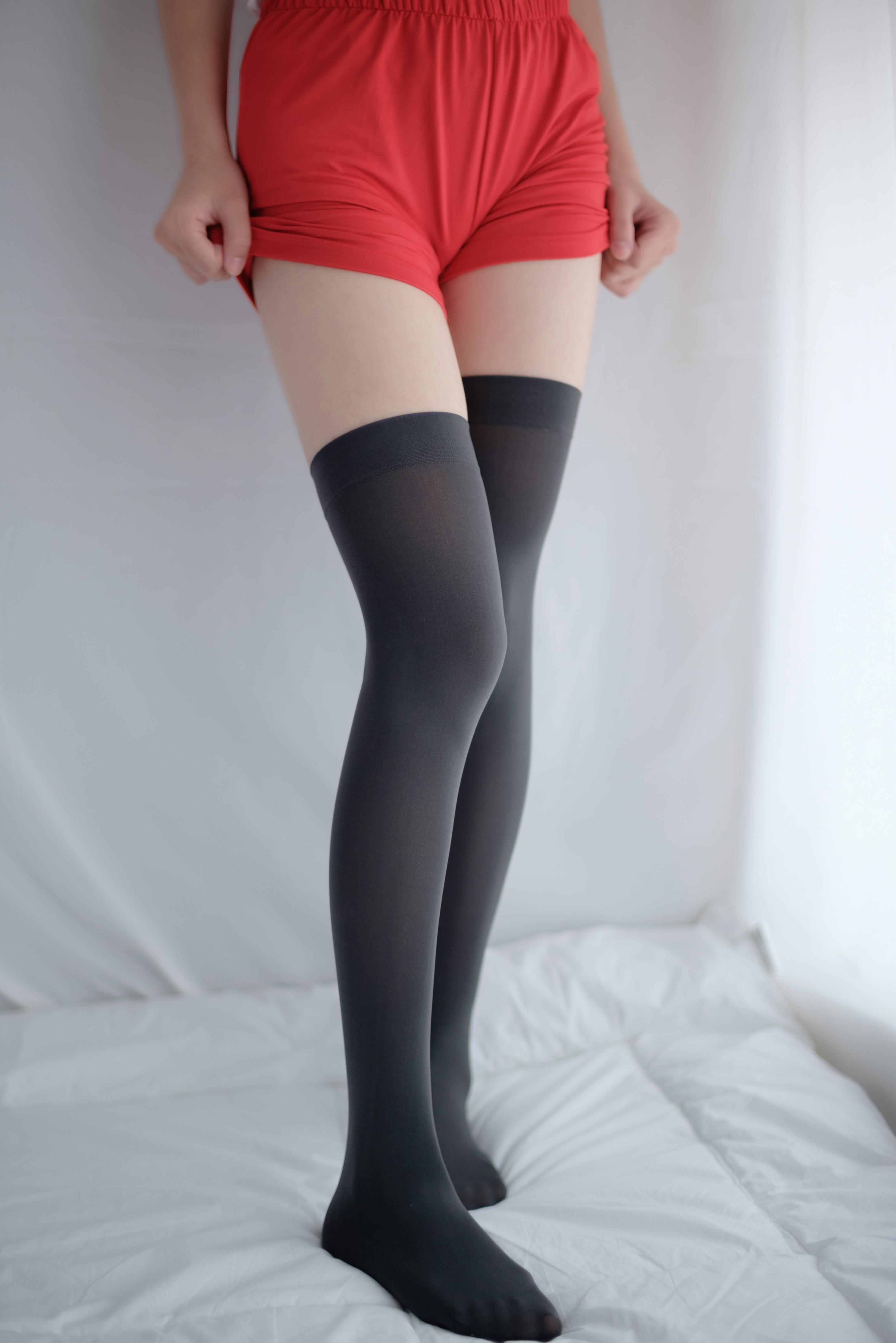 [森萝财团]萝莉R15-024 白色短袖与红色短裤加黑色丝袜美腿玉足性感私房写真集,