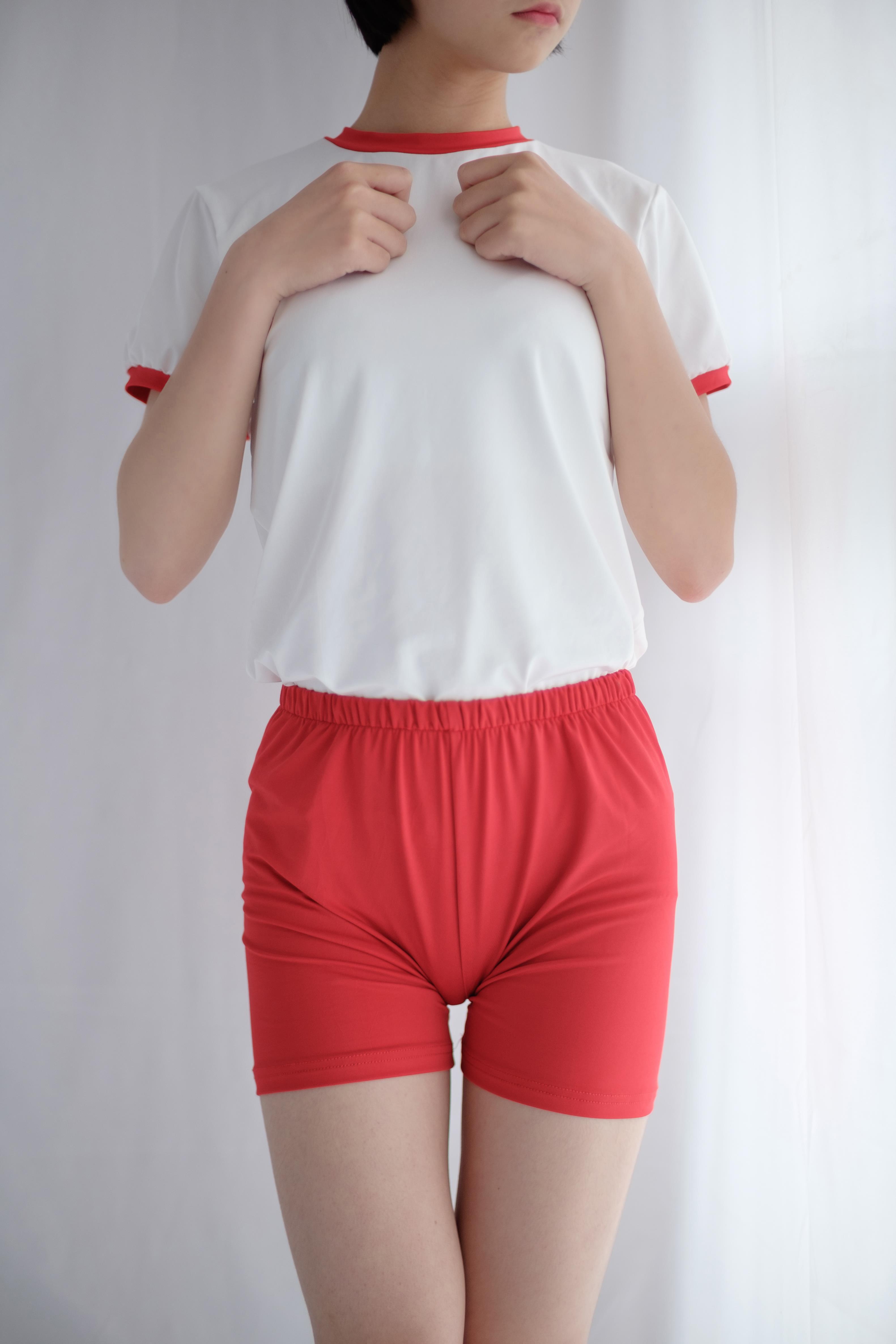 [森萝财团]萝莉R15-024 白色短袖与红色短裤加黑色丝袜美腿玉足性感私房写真集,