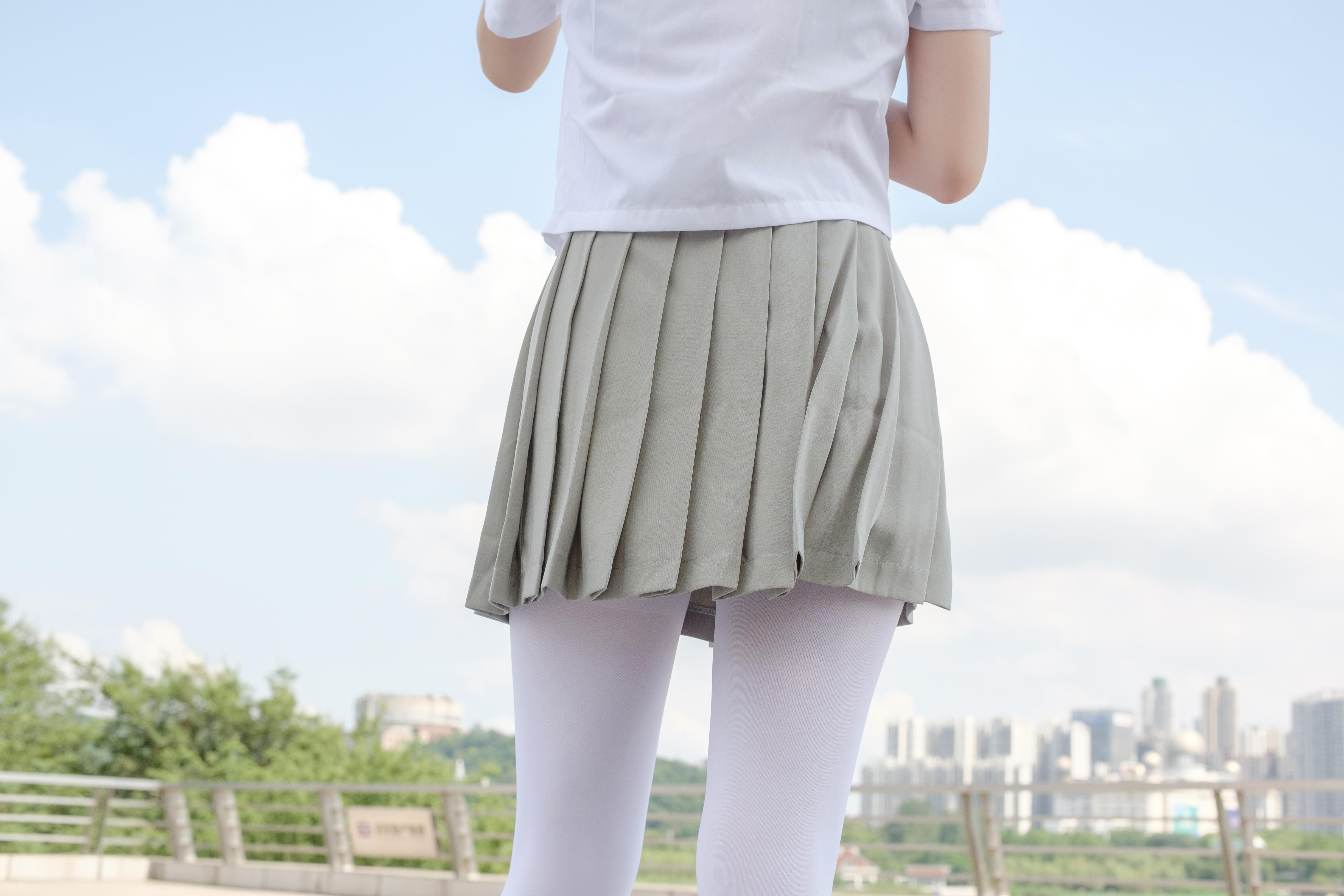 [森萝财团]萝莉R15-026 高中女生制服短裙加白色丝袜美腿户外性感私房写真集,