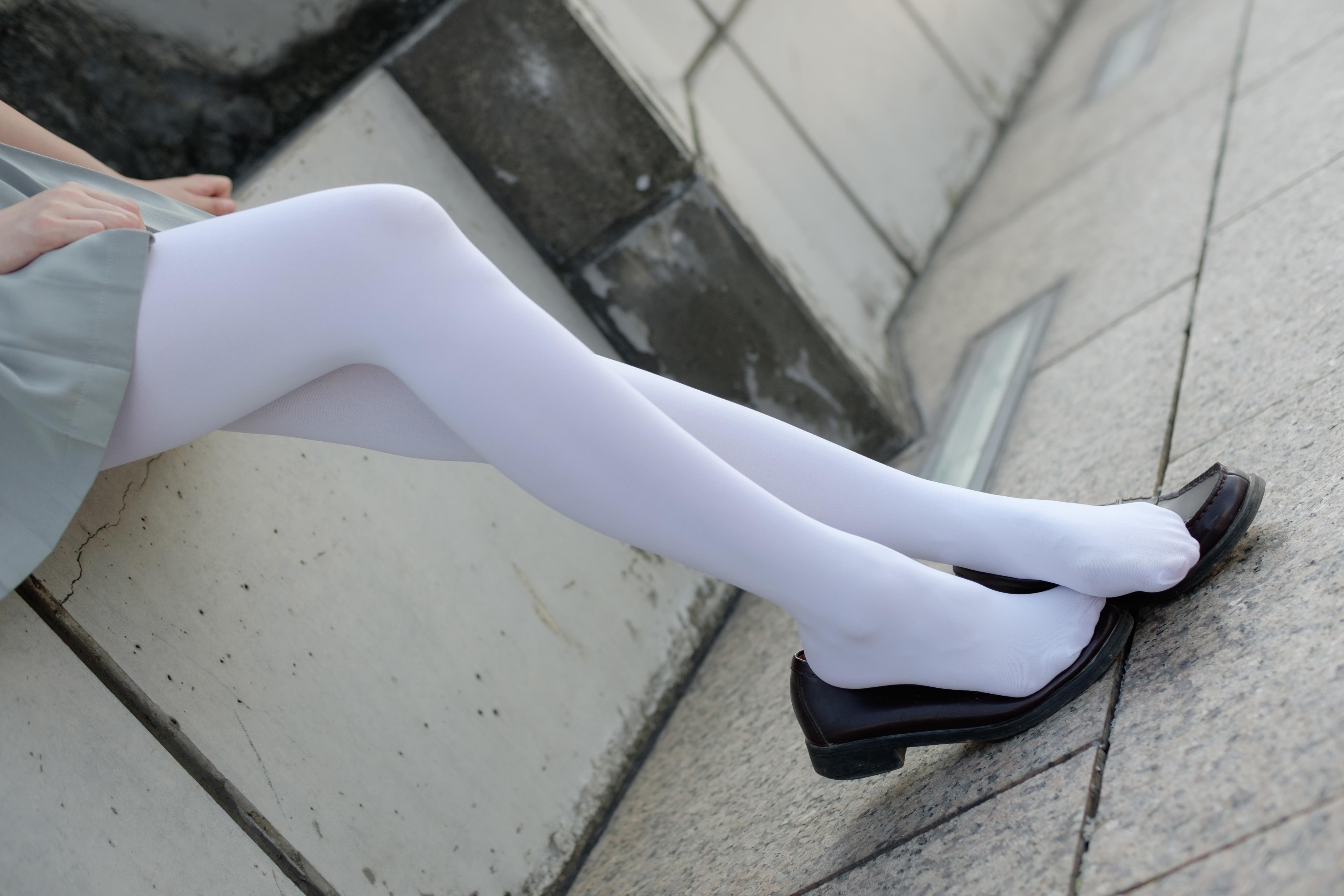 [森萝财团]萝莉R15-026 高中女生制服短裙加白色丝袜美腿户外性感私房写真集,