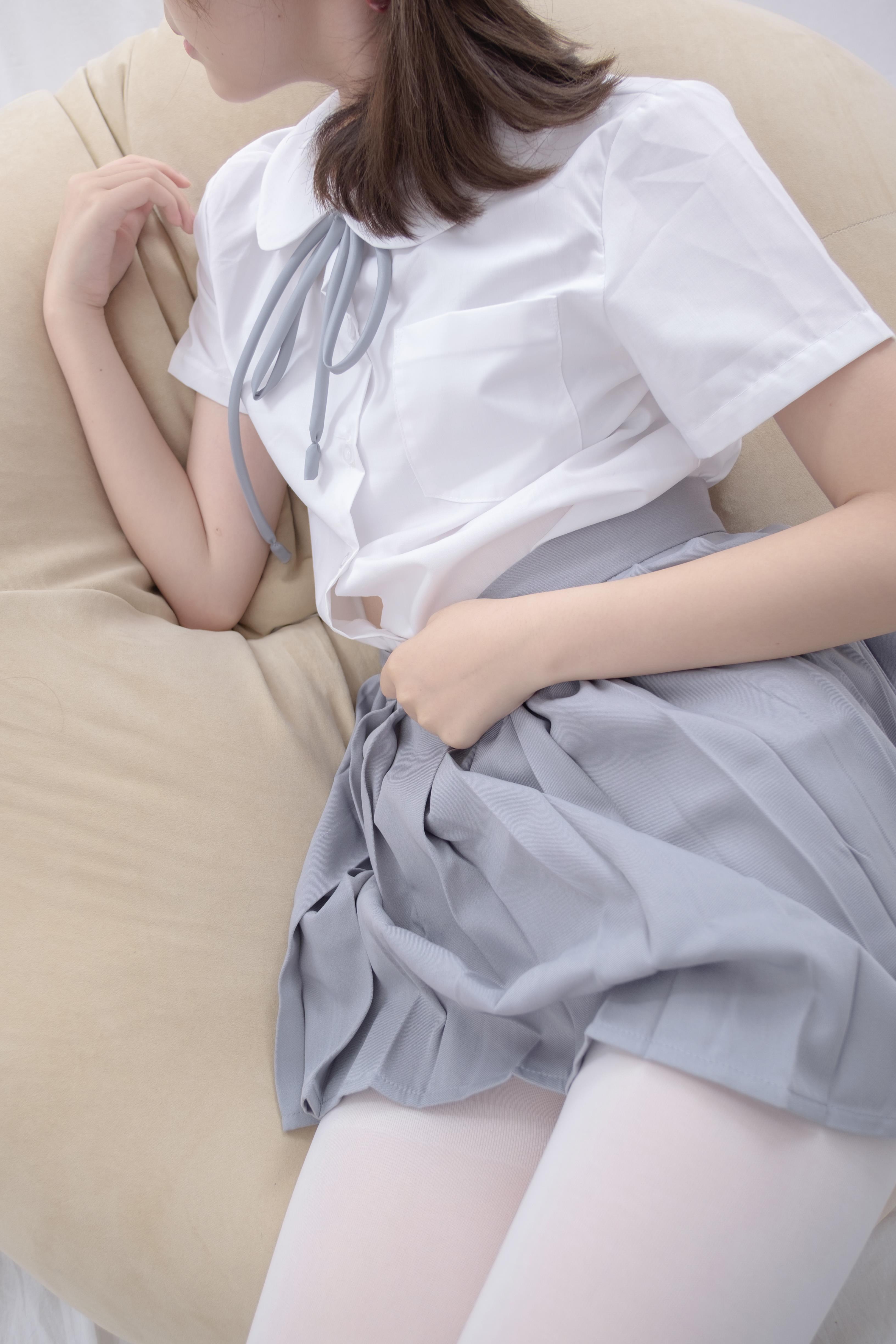 [森萝财团]萝莉R15-025 圆形沙发上白色短袖衬衫与灰色短裙加白色丝袜美腿性感私房写真集,