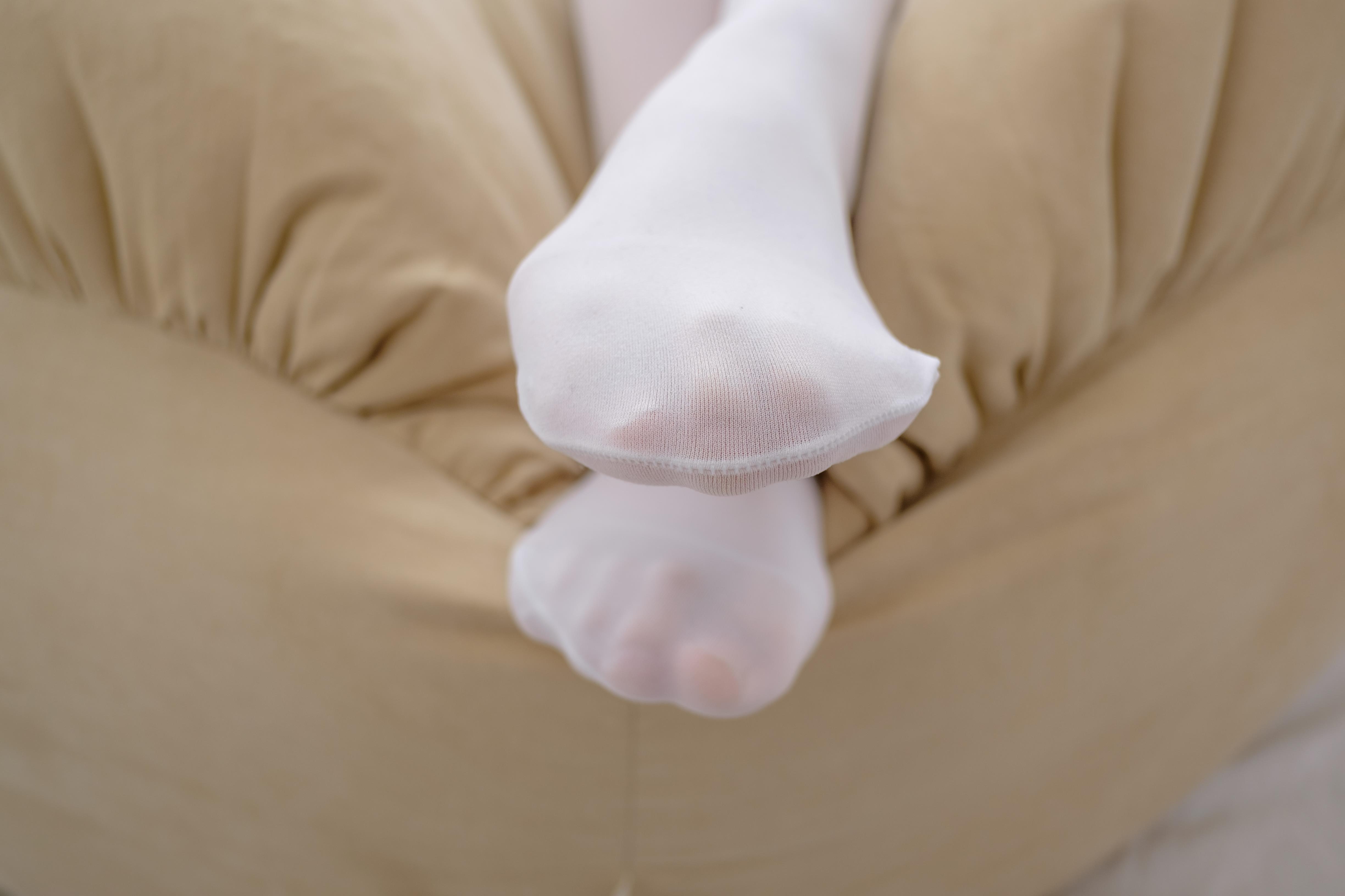 [森萝财团]萝莉R15-025 圆形沙发上白色短袖衬衫与灰色短裙加白色丝袜美腿性感私房写真集,