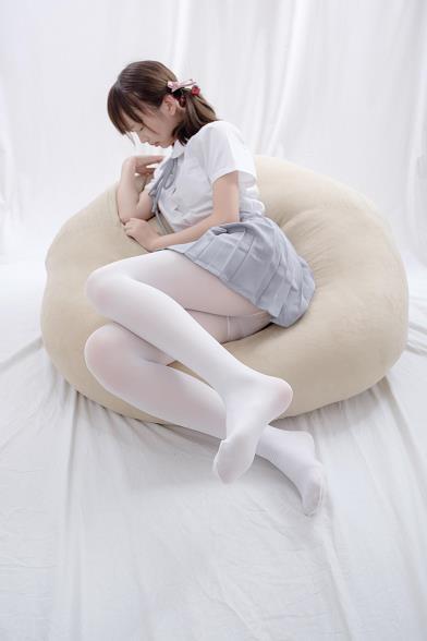 [森萝财团]萝莉R15-025 圆形沙发上白色短袖衬衫与灰色短裙加白色丝袜美腿性感