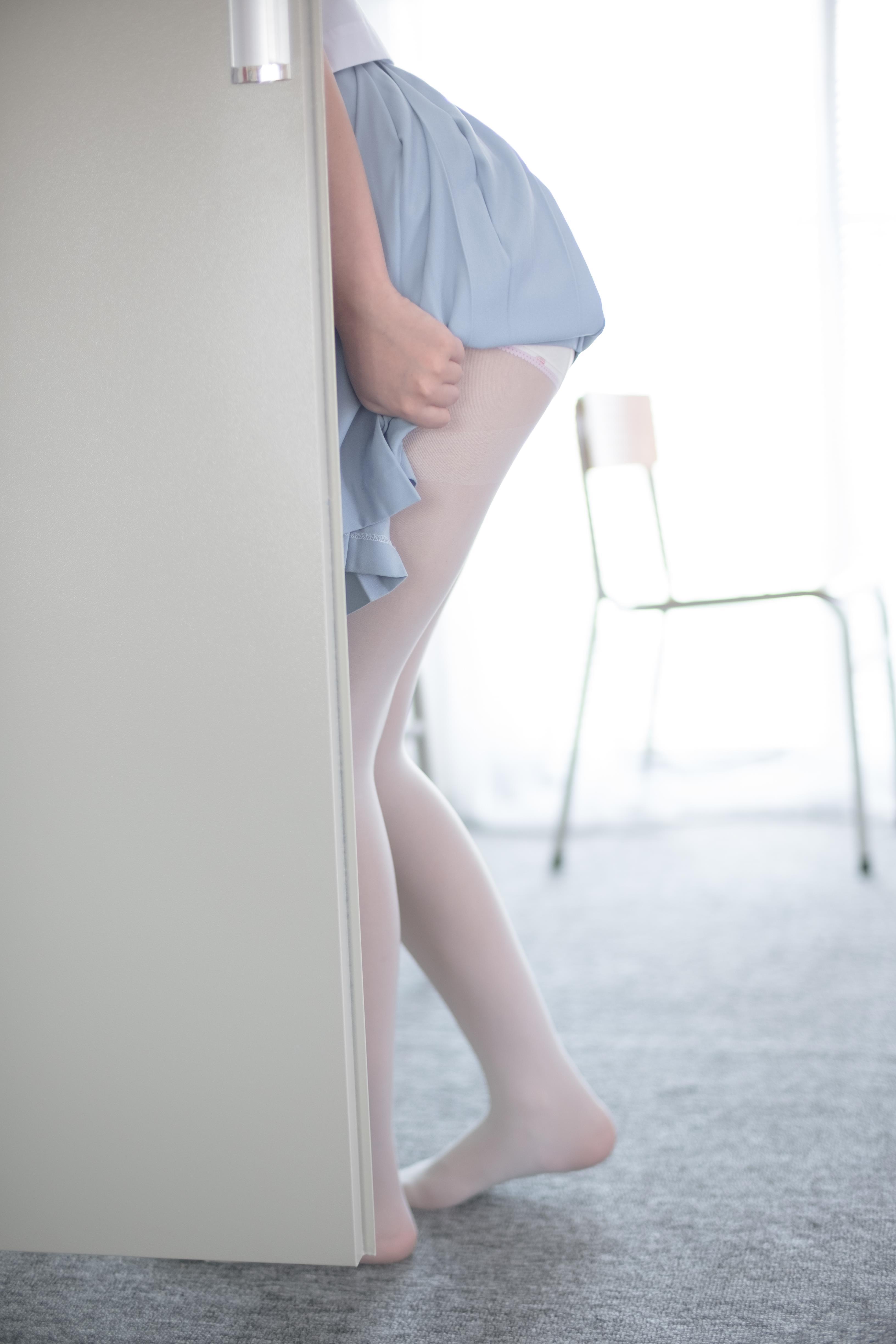 [森萝财团]萝莉R15-027 教室内高中女生制服短裙加白色丝袜美腿玉足性感私房写真集,