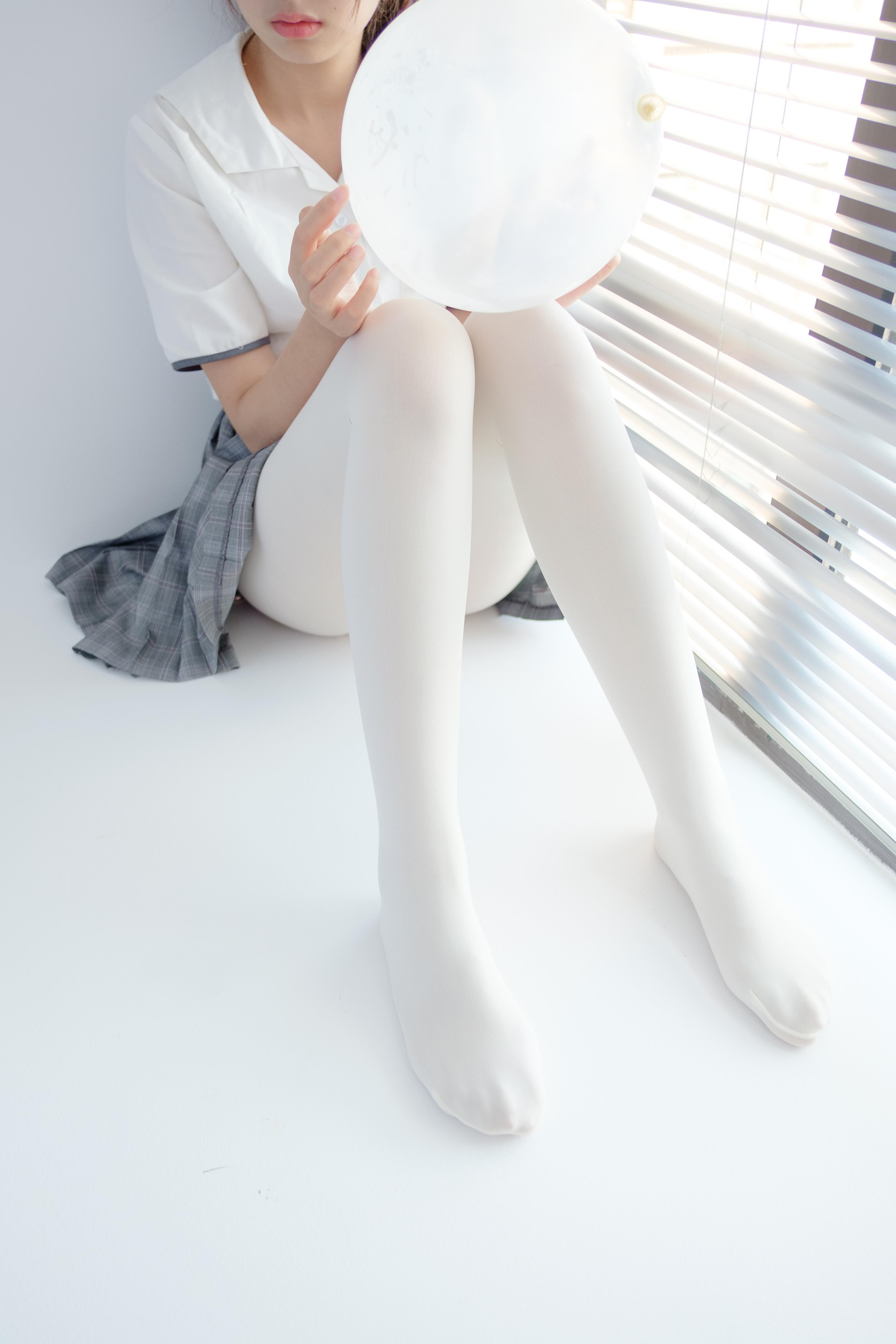 [森萝财团]萝莉R15-028 卧室内高中女生制服短裙加白色丝袜美腿玉足性感私房写真集,