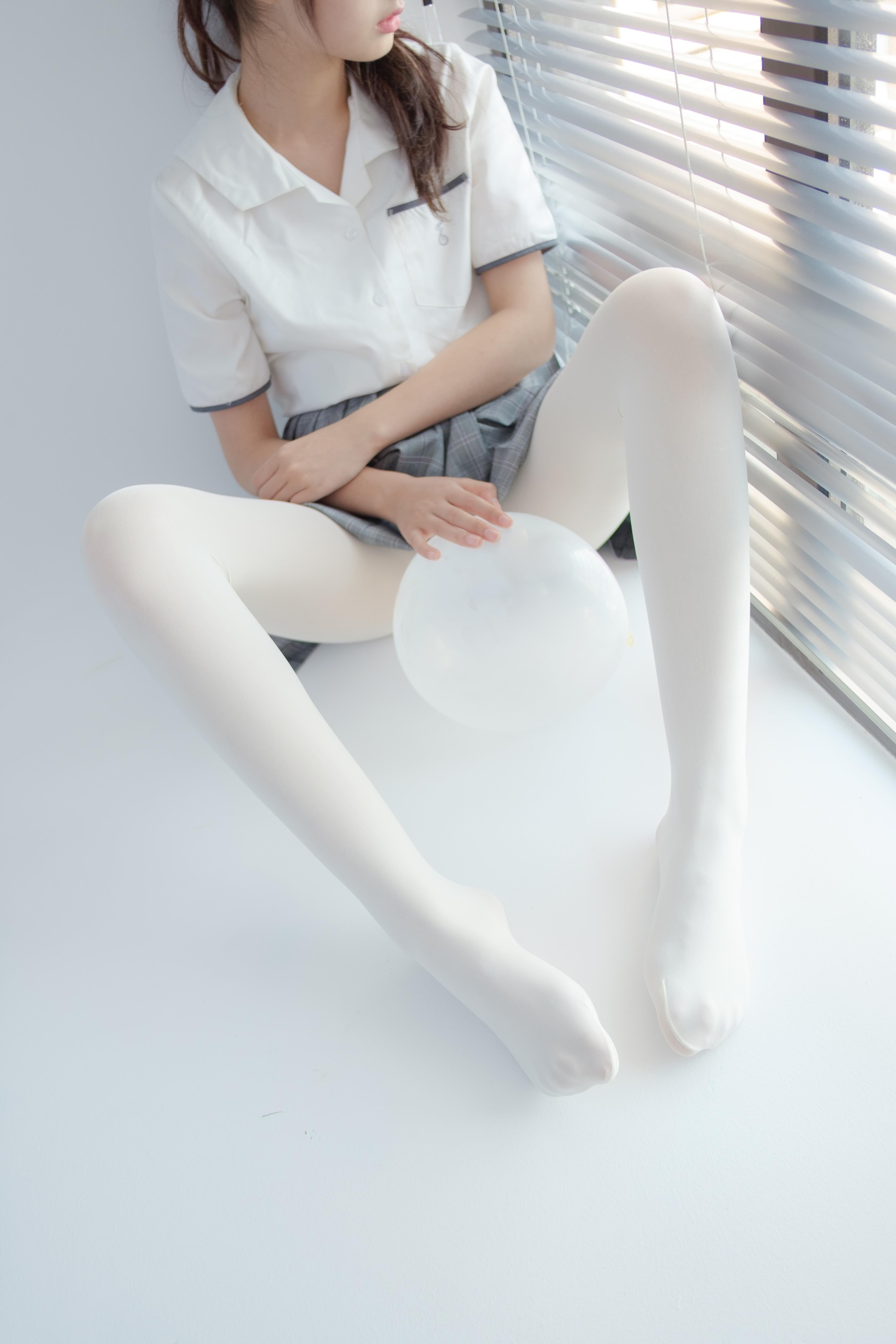 [森萝财团]萝莉R15-028 卧室内高中女生制服短裙加白色丝袜美腿玉足性感私房写真集,