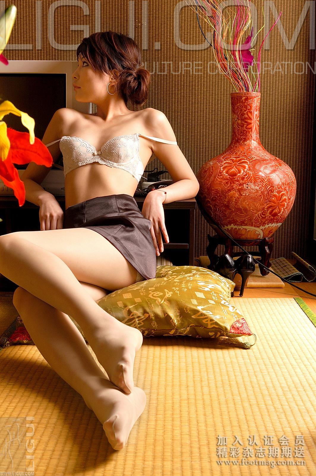 [Ligui丽柜会所]2007-04-05 Lisa 黑色抹胸裙与白色蕾丝内衣加肉色丝袜美腿玉足性感私房写真集,