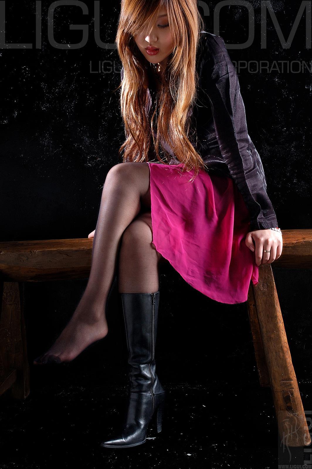 [Ligui丽柜会所]2007-04-17 CC 黑色外套与红色短裙加黑色丝袜美腿性感私房写真集,