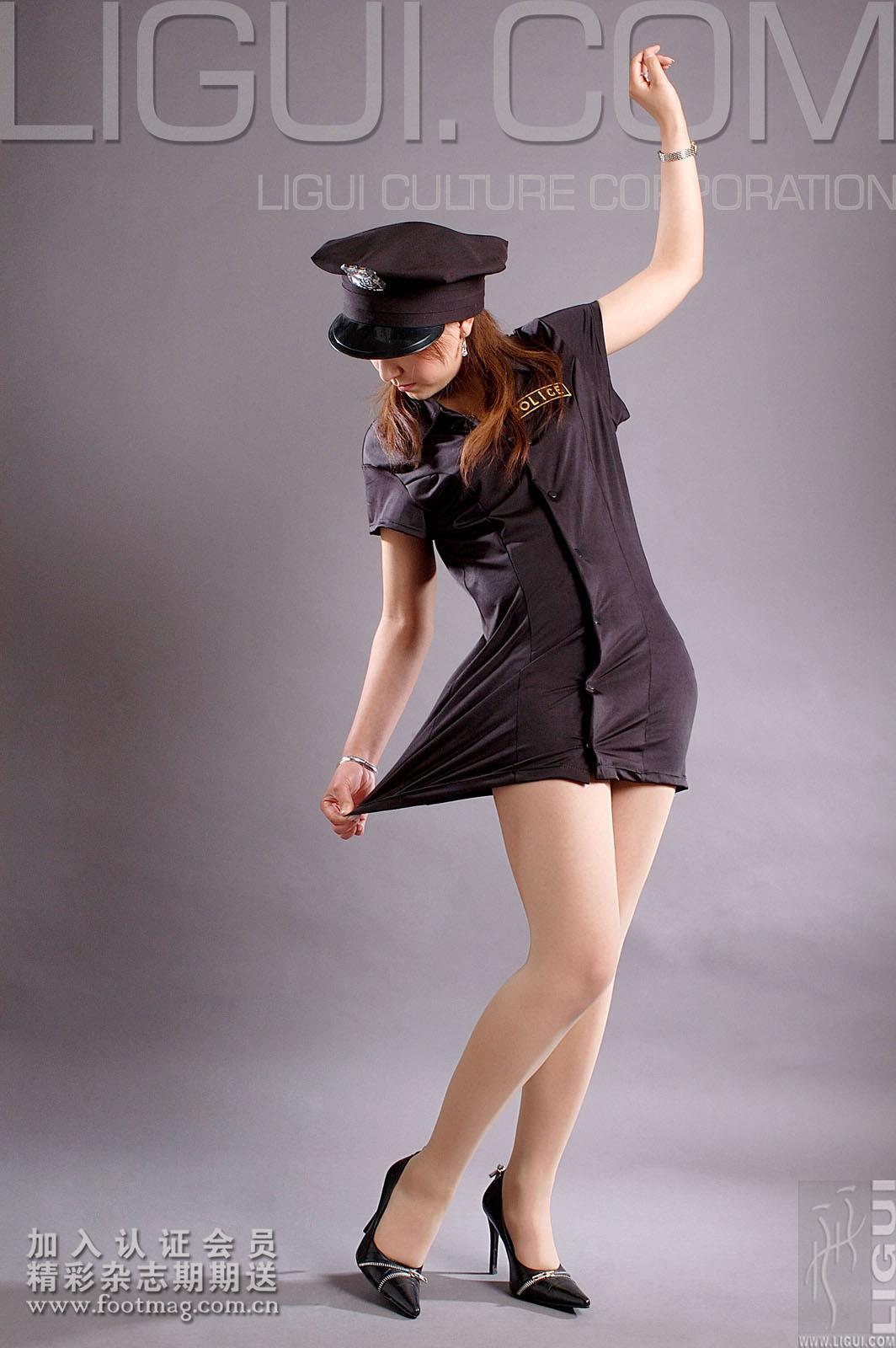 [Ligui丽柜会所]2007-04-26 英子 黑色性感女警官制服裙加肉色丝袜美腿玉足私房写真集,