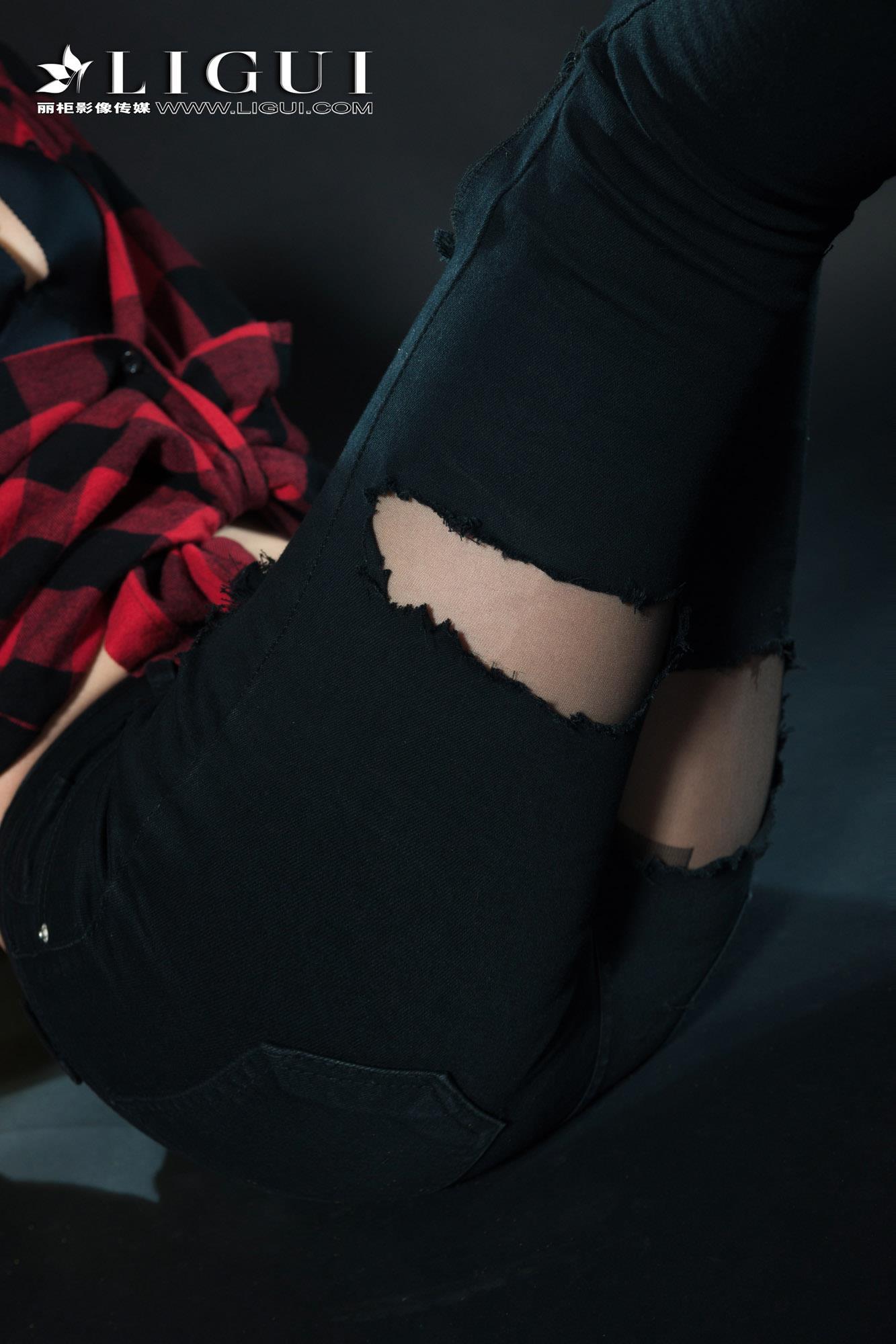[Ligui丽柜会所]2018-11-14 Model 赵维拉 红色格子衬衫与黑色内衣加黑色紧身裤及黑色丝袜玉足性感私房写真集,