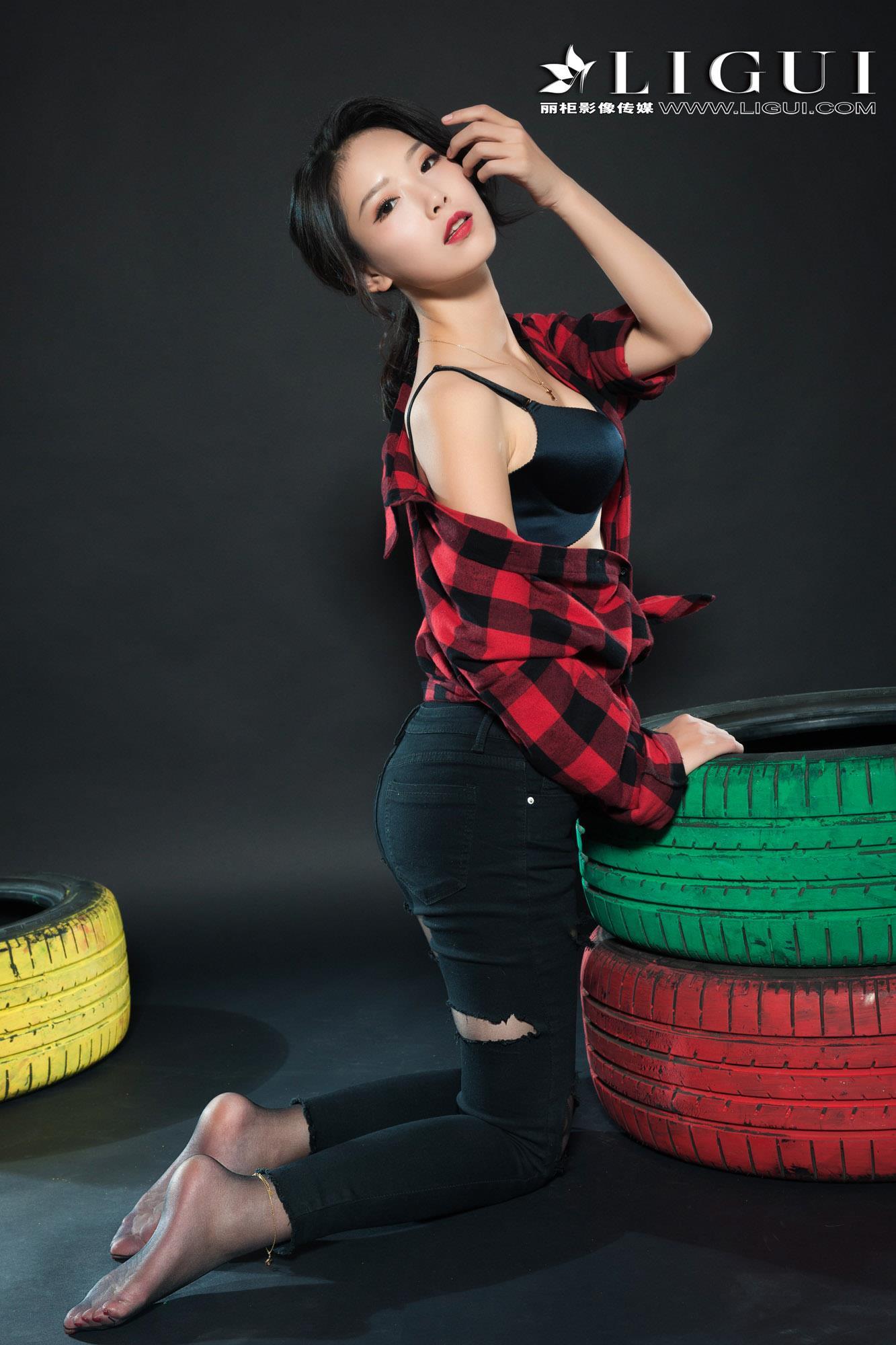 [Ligui丽柜会所]2018-11-14 Model 赵维拉 红色格子衬衫与黑色内衣加黑色紧身裤及黑色丝袜玉足性感私房写真集,