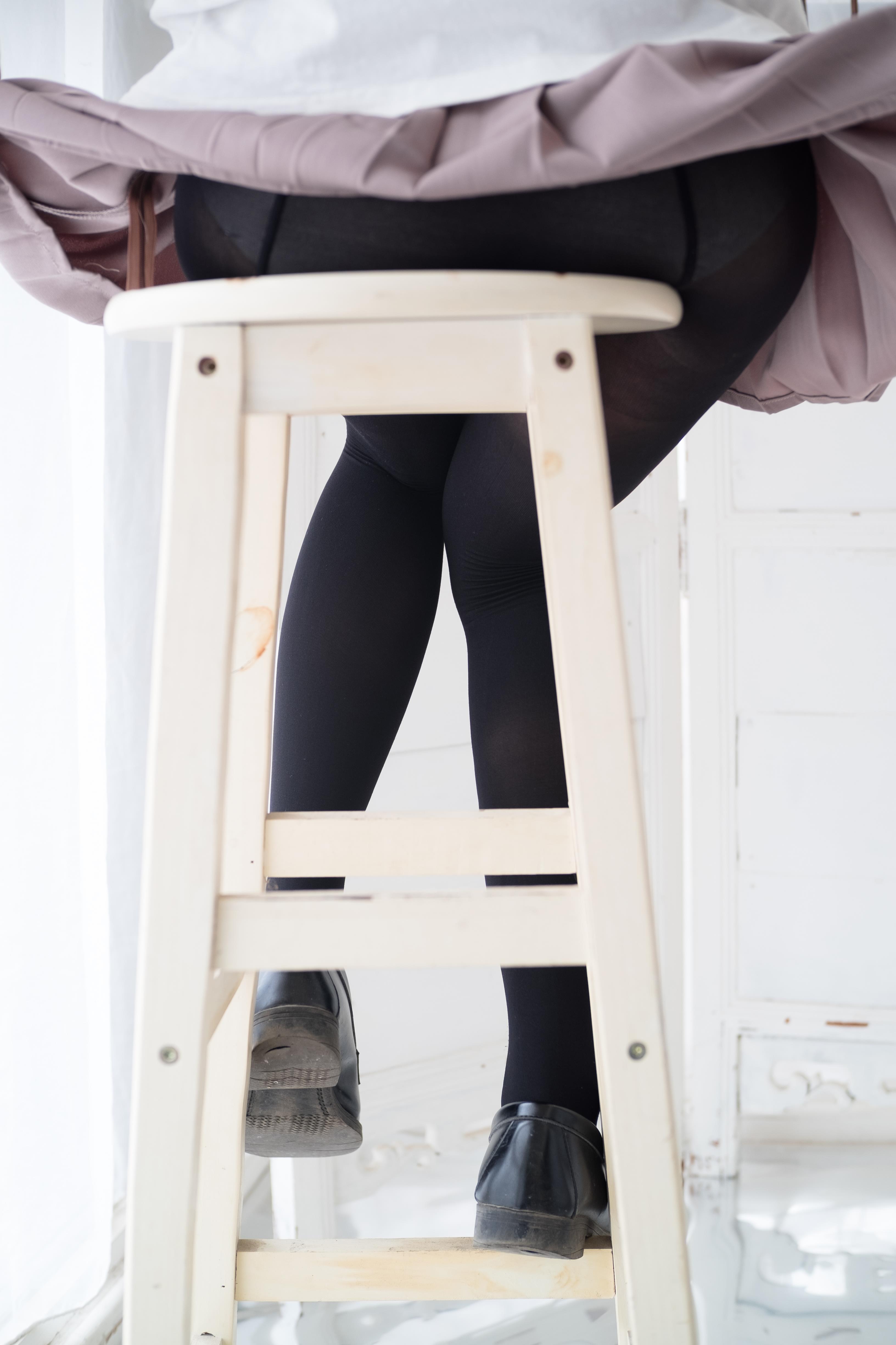 [森萝财团]萝莉R15-029 白色短袖与棕色短裙加黑色丝袜美腿性感私房写真集,