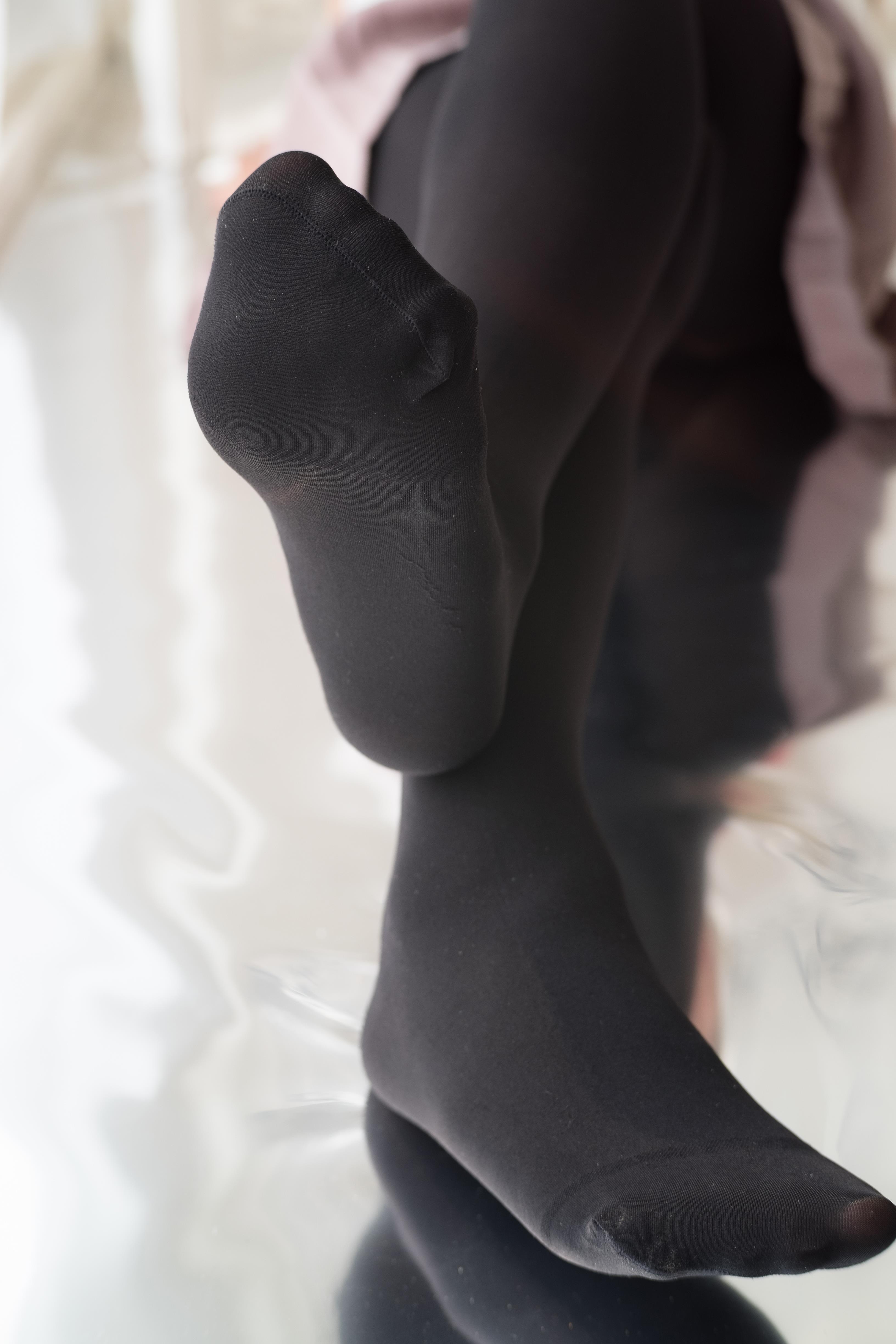 [森萝财团]萝莉R15-029 白色短袖与棕色短裙加黑色丝袜美腿性感私房写真集,