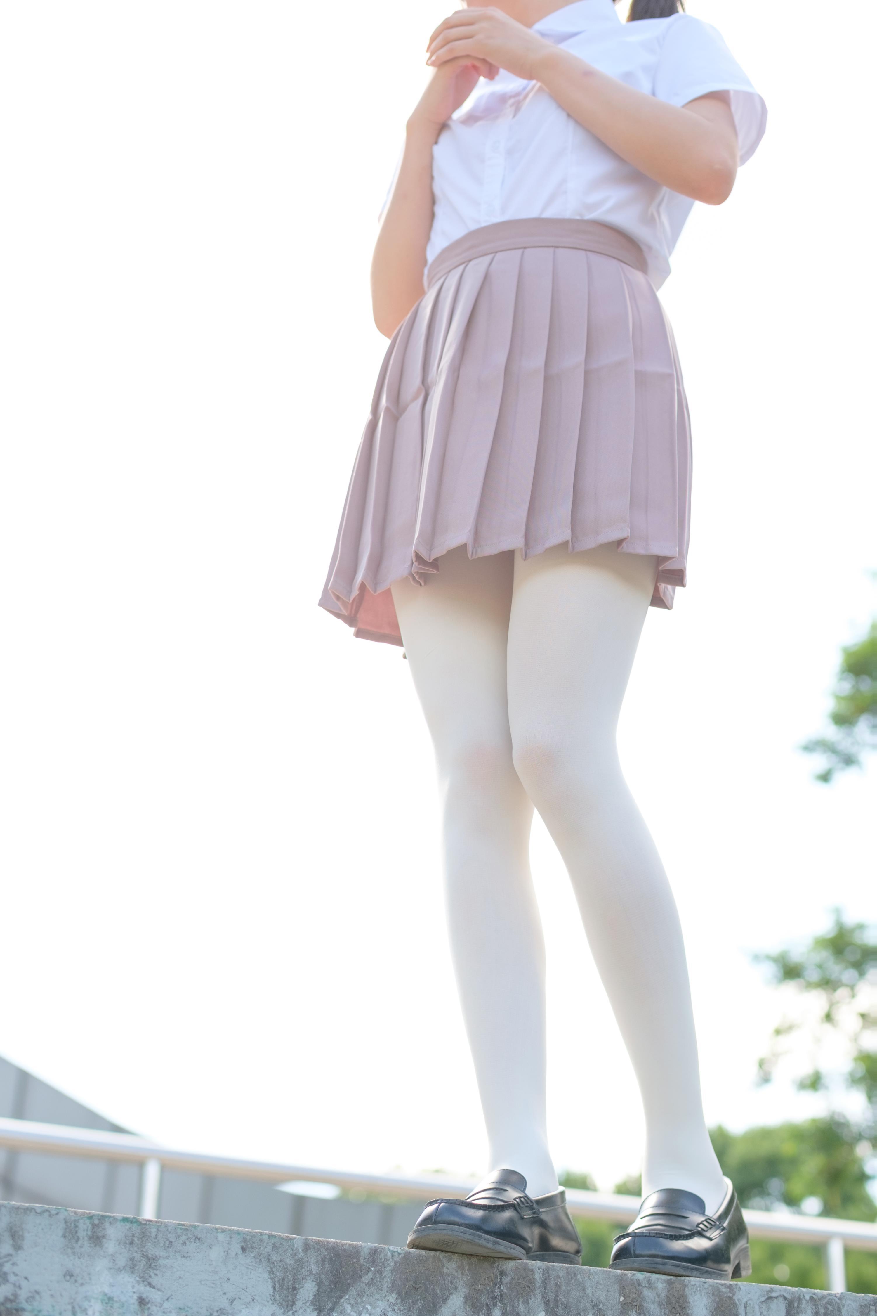 [森萝财团]萝莉R15-030 操场内白色短袖与棕色短裙加白色丝袜美腿性感私房写真集,