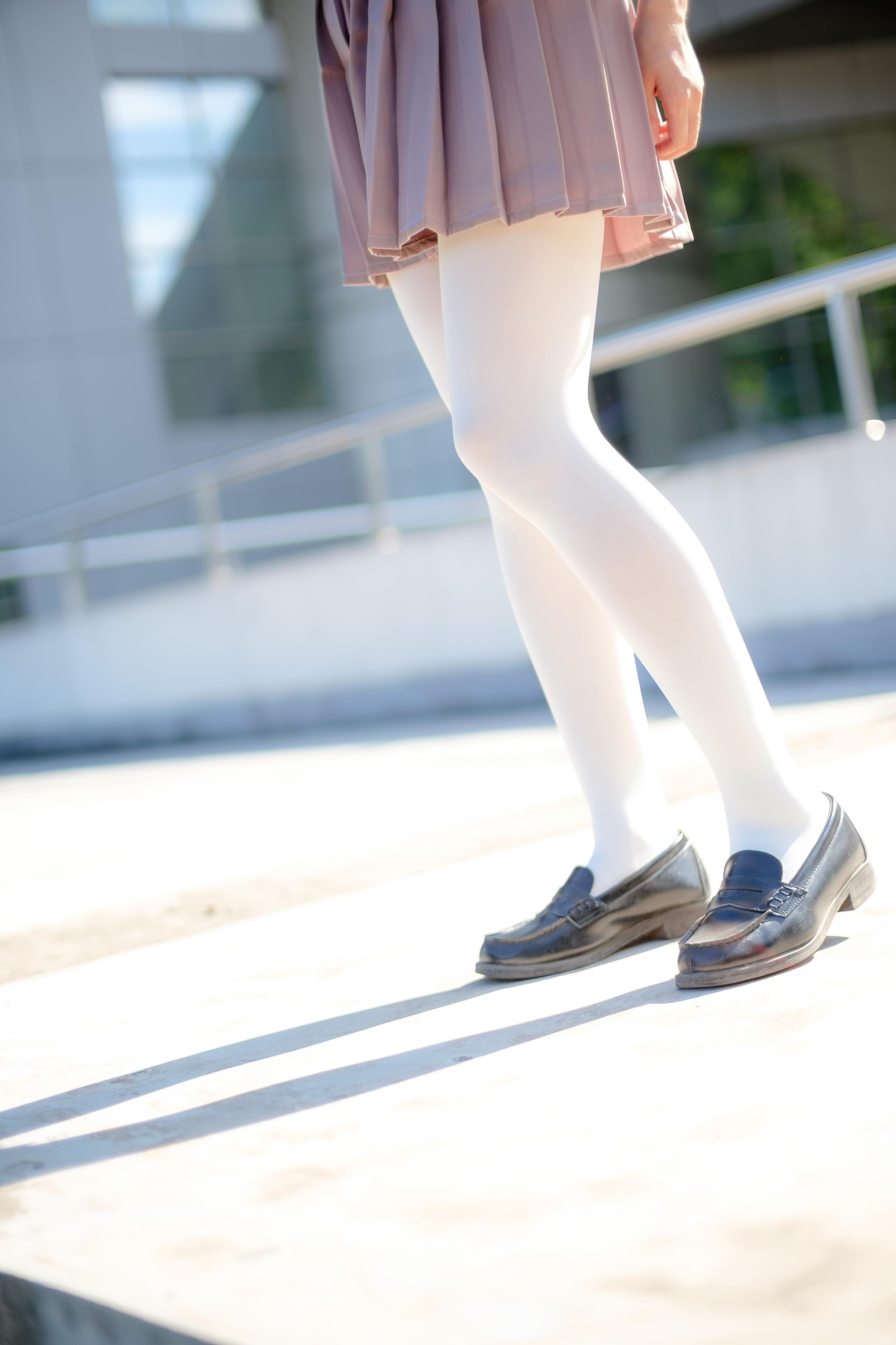 [森萝财团]萝莉R15-030 操场内白色短袖与棕色短裙加白色丝袜美腿性感私房写真集,