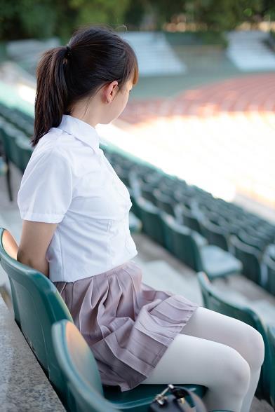 [森萝财团]萝莉R15-030 操场内白色短袖与棕色短裙加白色丝袜美腿性感私房写真