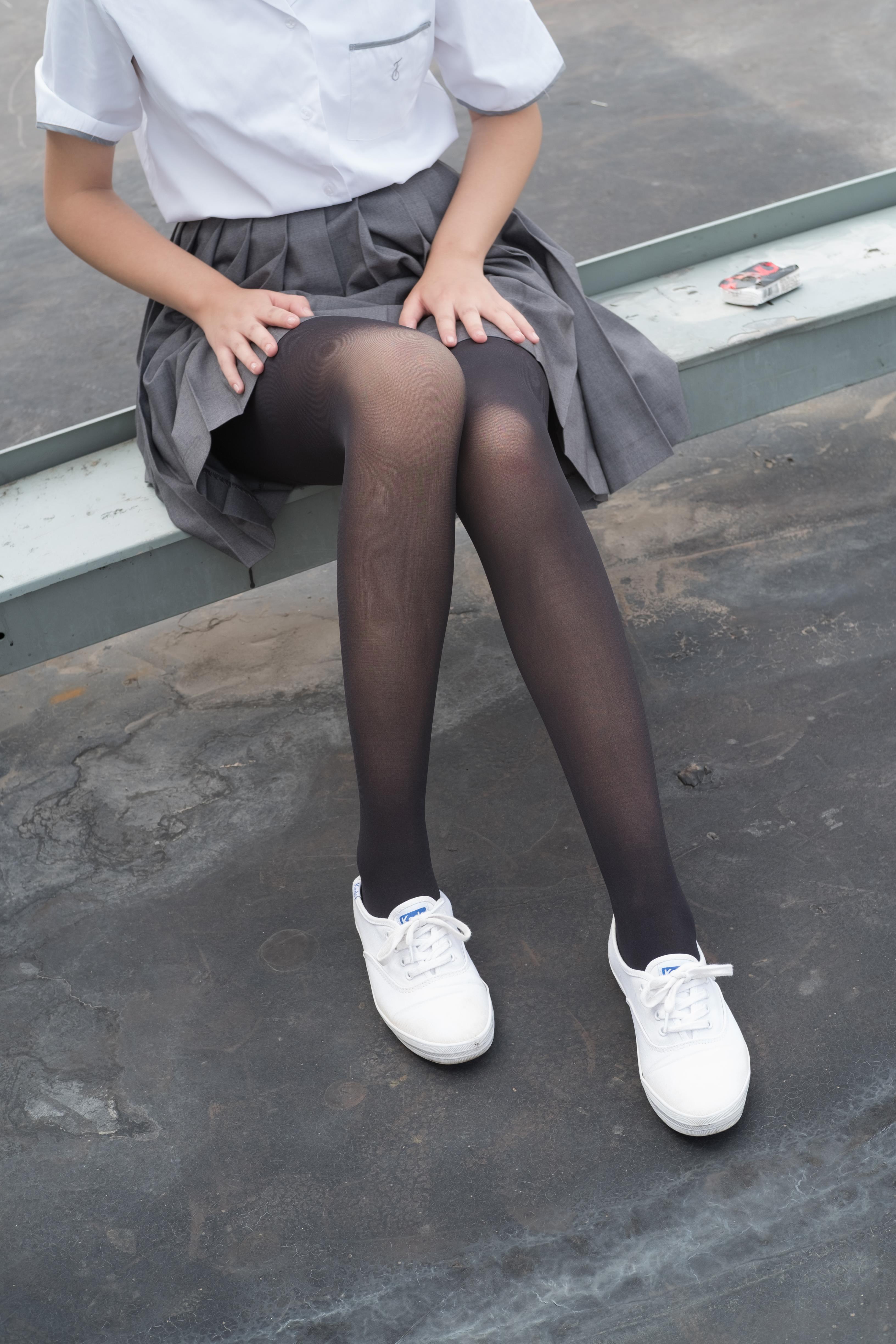 [森萝财团]萝莉R15-031 白色短袖与灰色短裙加黑色丝袜美腿玉足性感私房写真集,