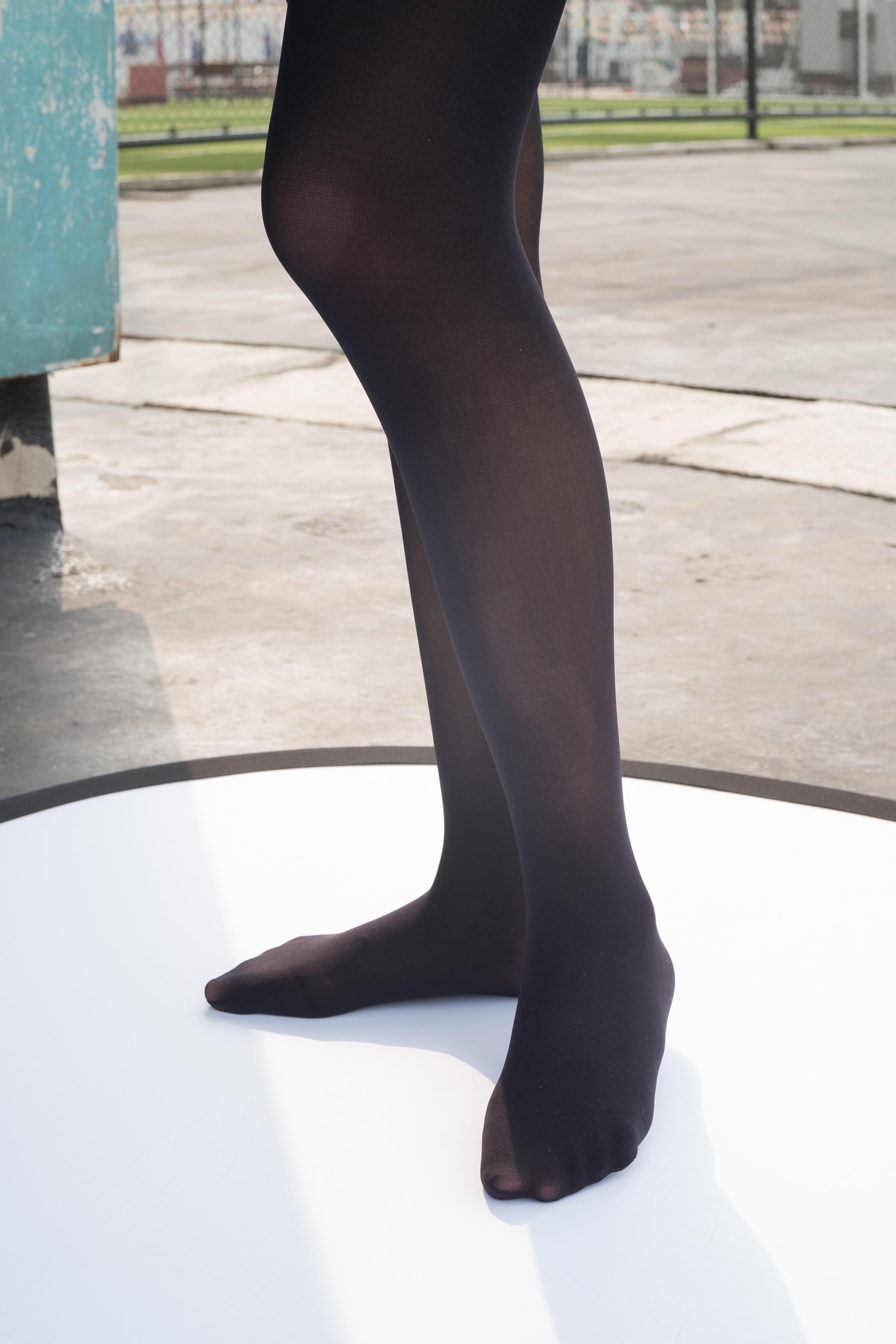 [森萝财团]萝莉R15-031 白色短袖与灰色短裙加黑色丝袜美腿玉足性感私房写真集,