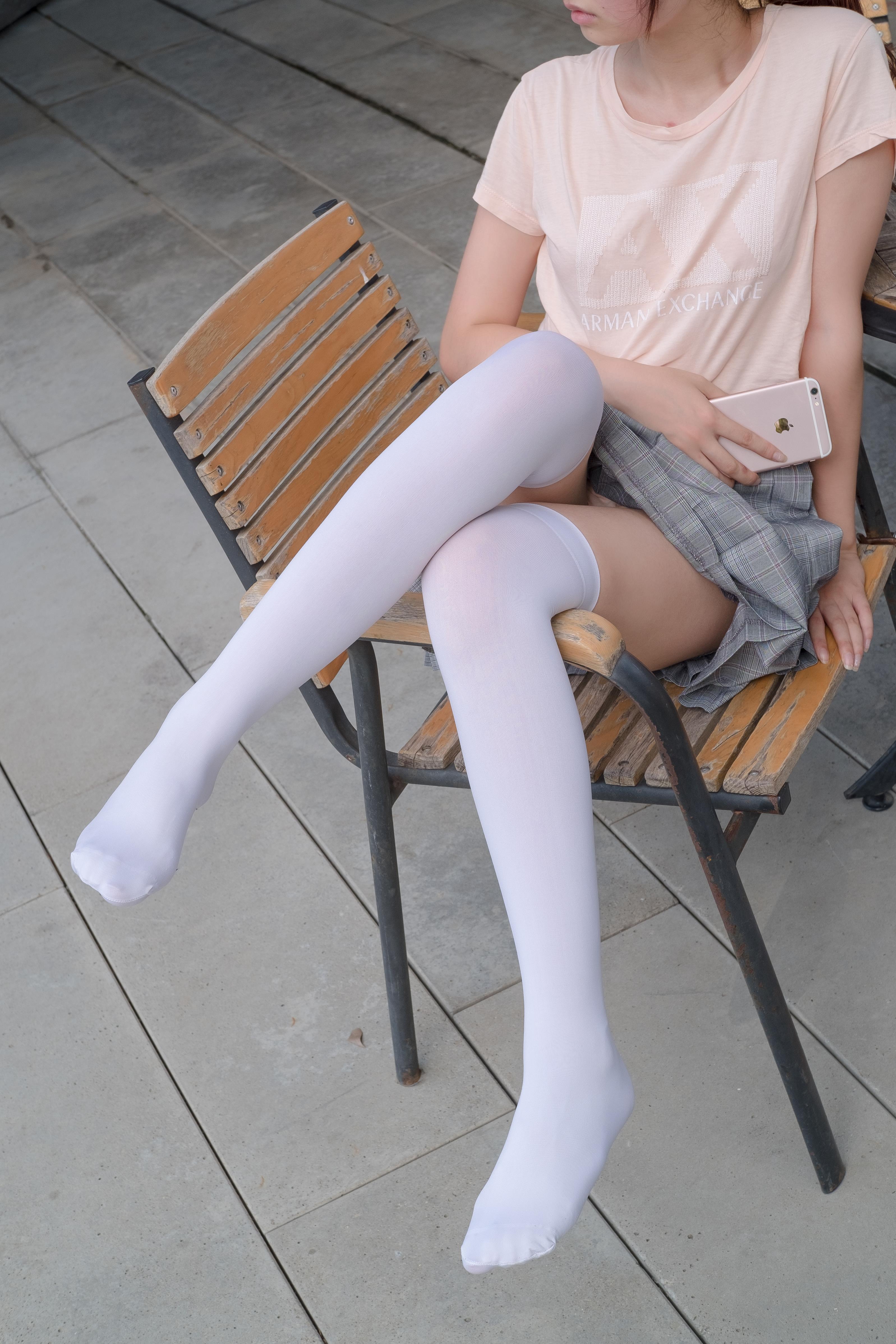 [森萝财团]萝莉R15-032 粉色短袖与灰色短裙加白色丝袜美腿玉足性感私房写真集,
