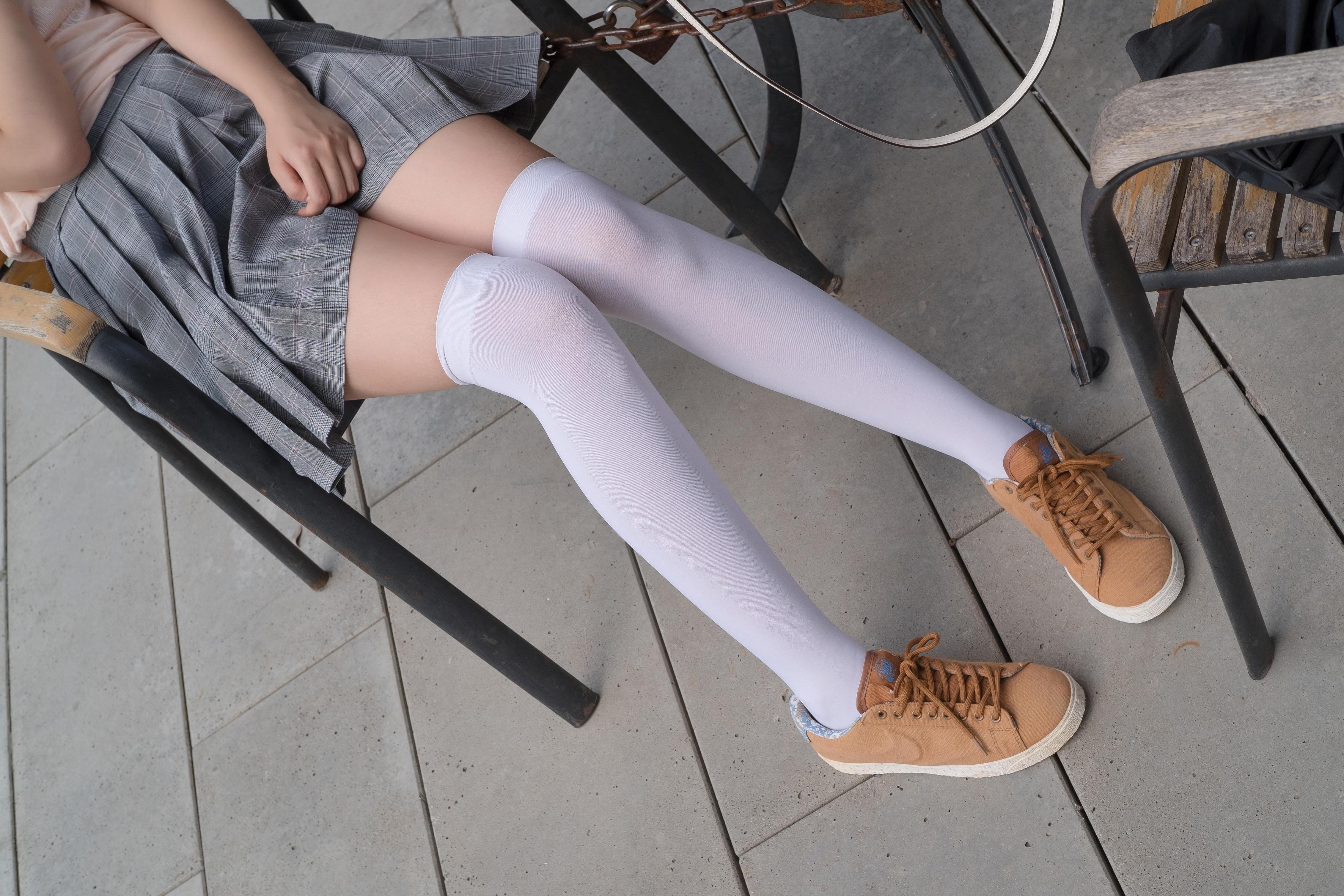 [森萝财团]萝莉R15-032 粉色短袖与灰色短裙加白色丝袜美腿玉足性感私房写真集,