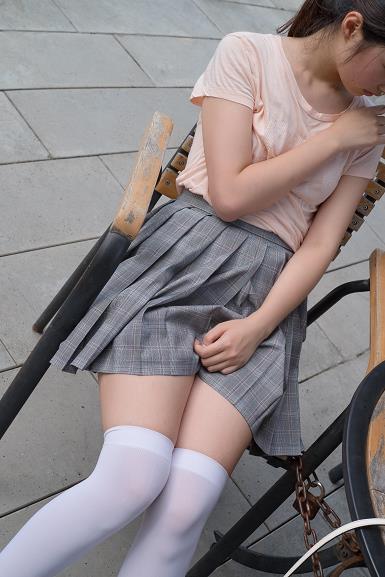 [森萝财团]萝莉R15-032 粉色短袖与灰色短裙加白色丝袜美腿玉足性感私房写真集