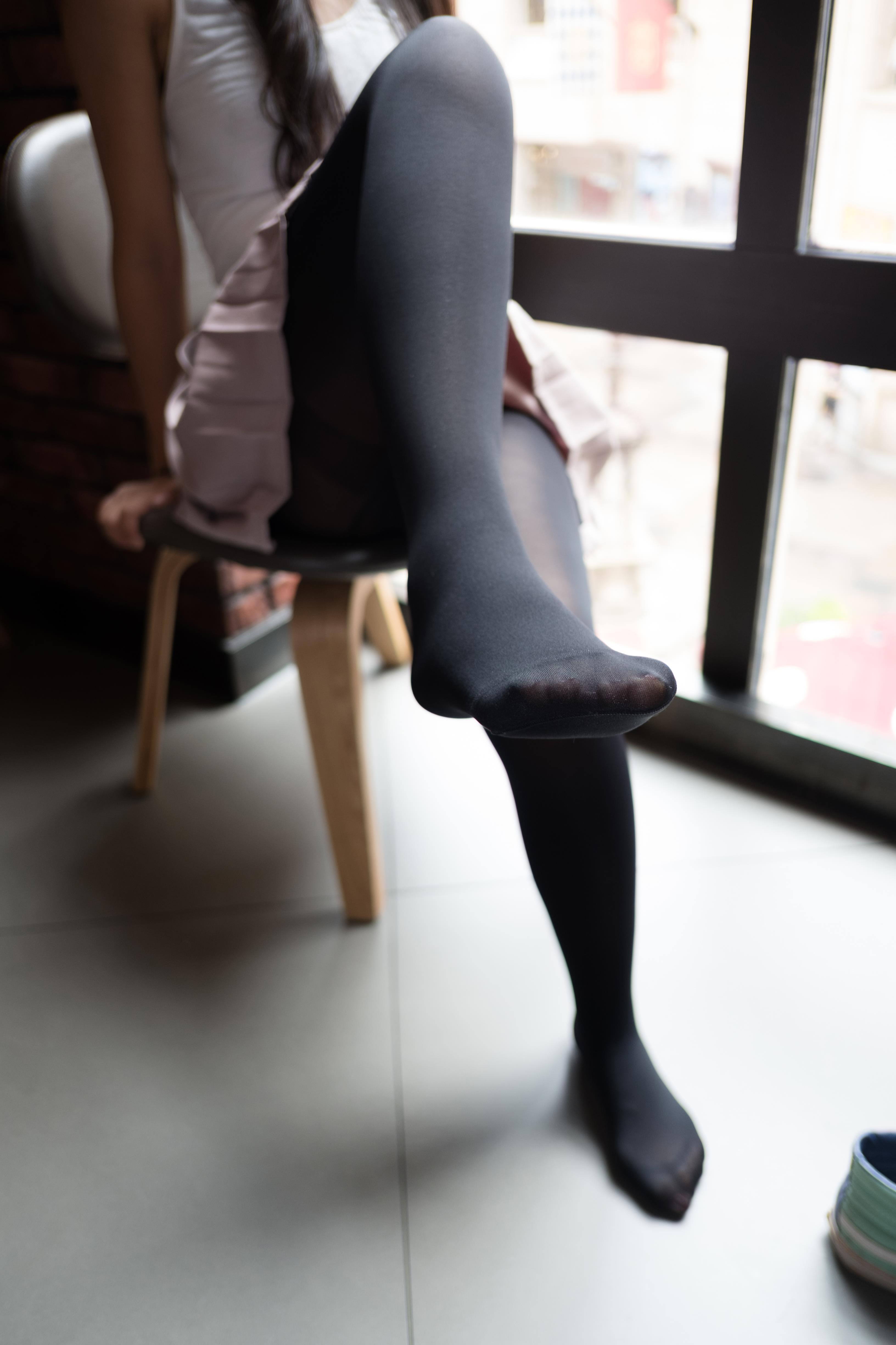 [森萝财团]萝莉BA-002 白色背心与粉色短裙加黑色丝袜美腿玉足性感私房写真集,
