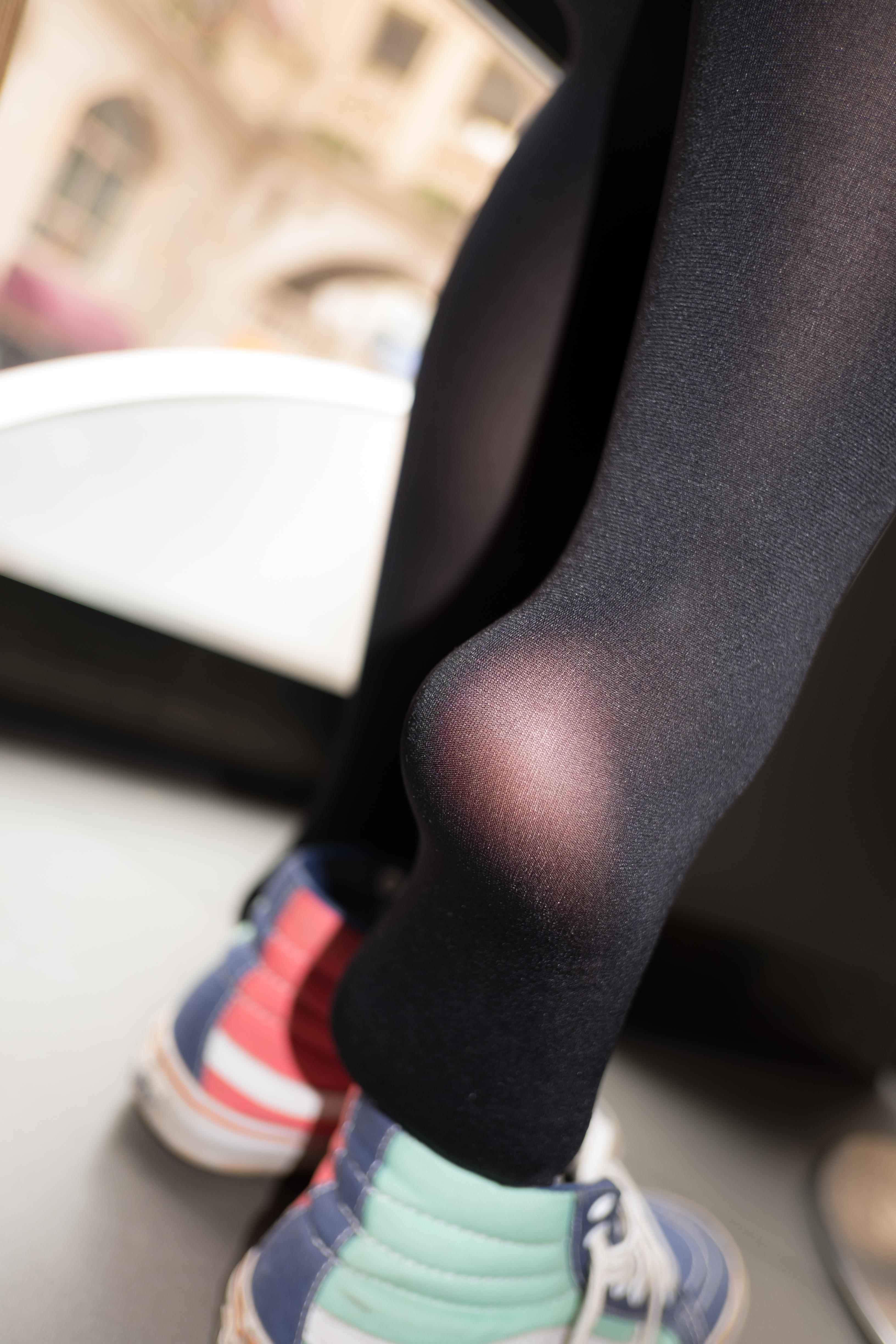 [森萝财团]萝莉BA-002 白色背心与粉色短裙加黑色丝袜美腿玉足性感私房写真集,