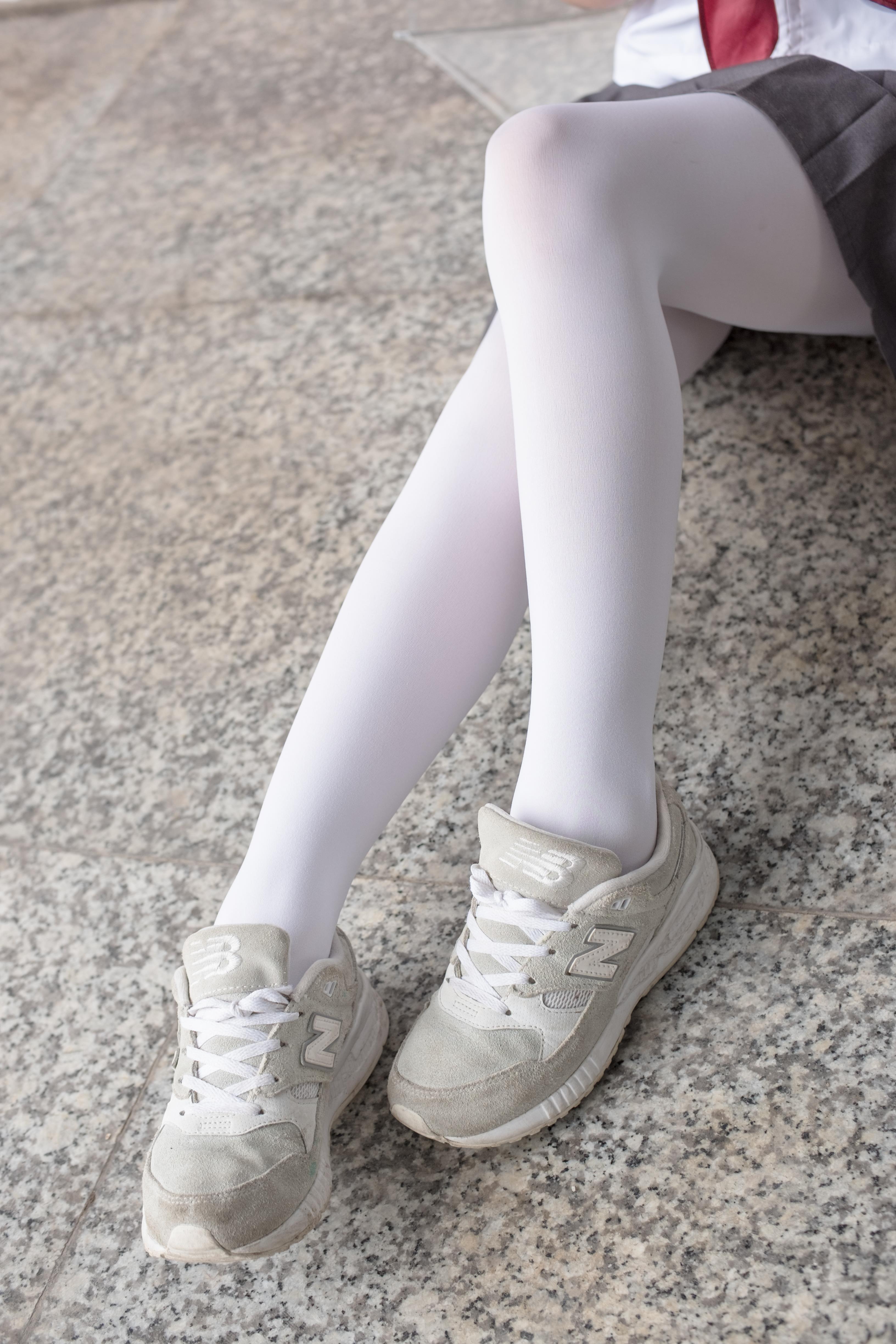 [森萝财团]萝莉BA-003 高中女生制服与短裙加白色丝袜美腿玉足性感私房写真集,
