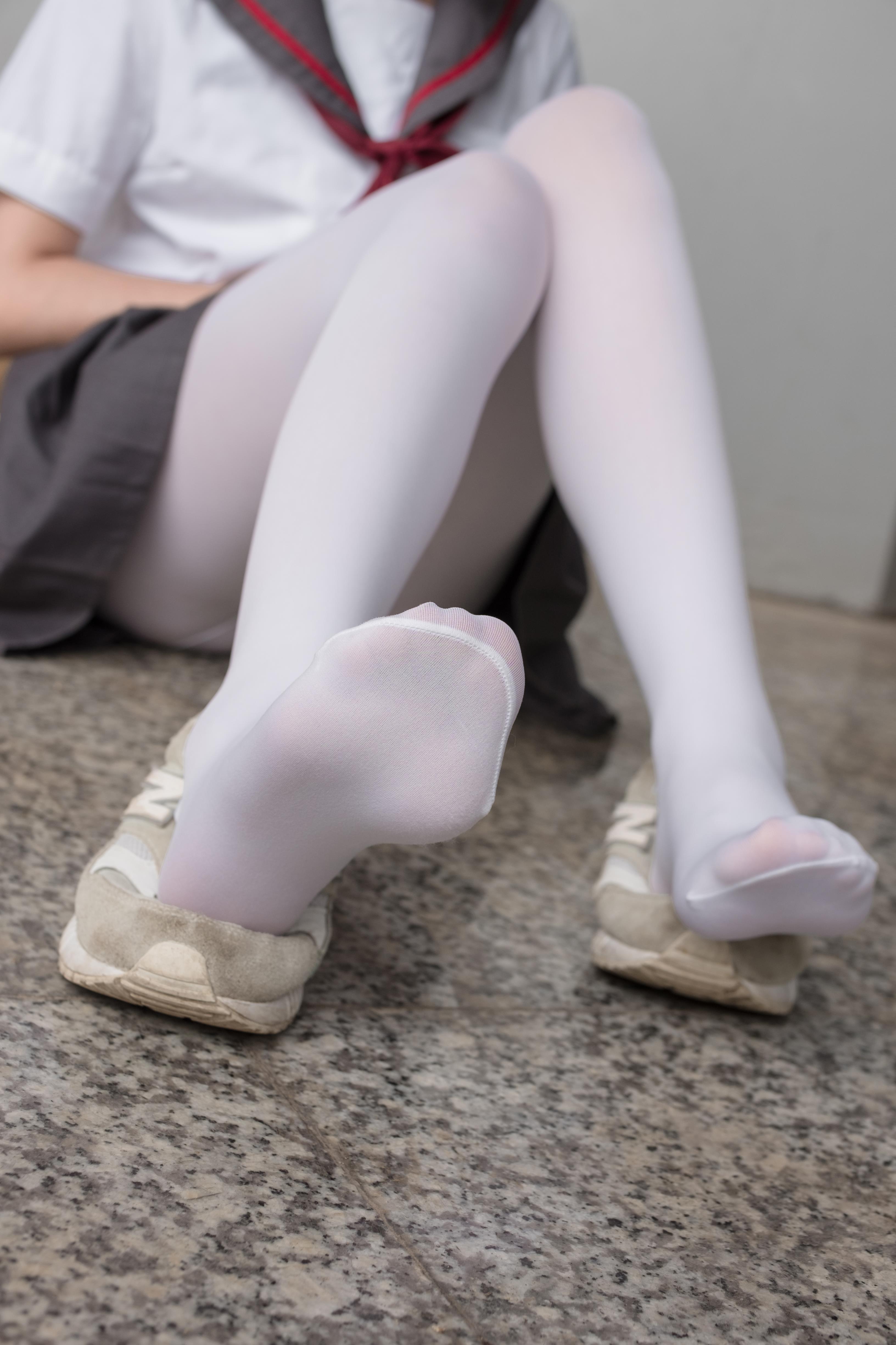 [森萝财团]萝莉BA-003 高中女生制服与短裙加白色丝袜美腿玉足性感私房写真集,