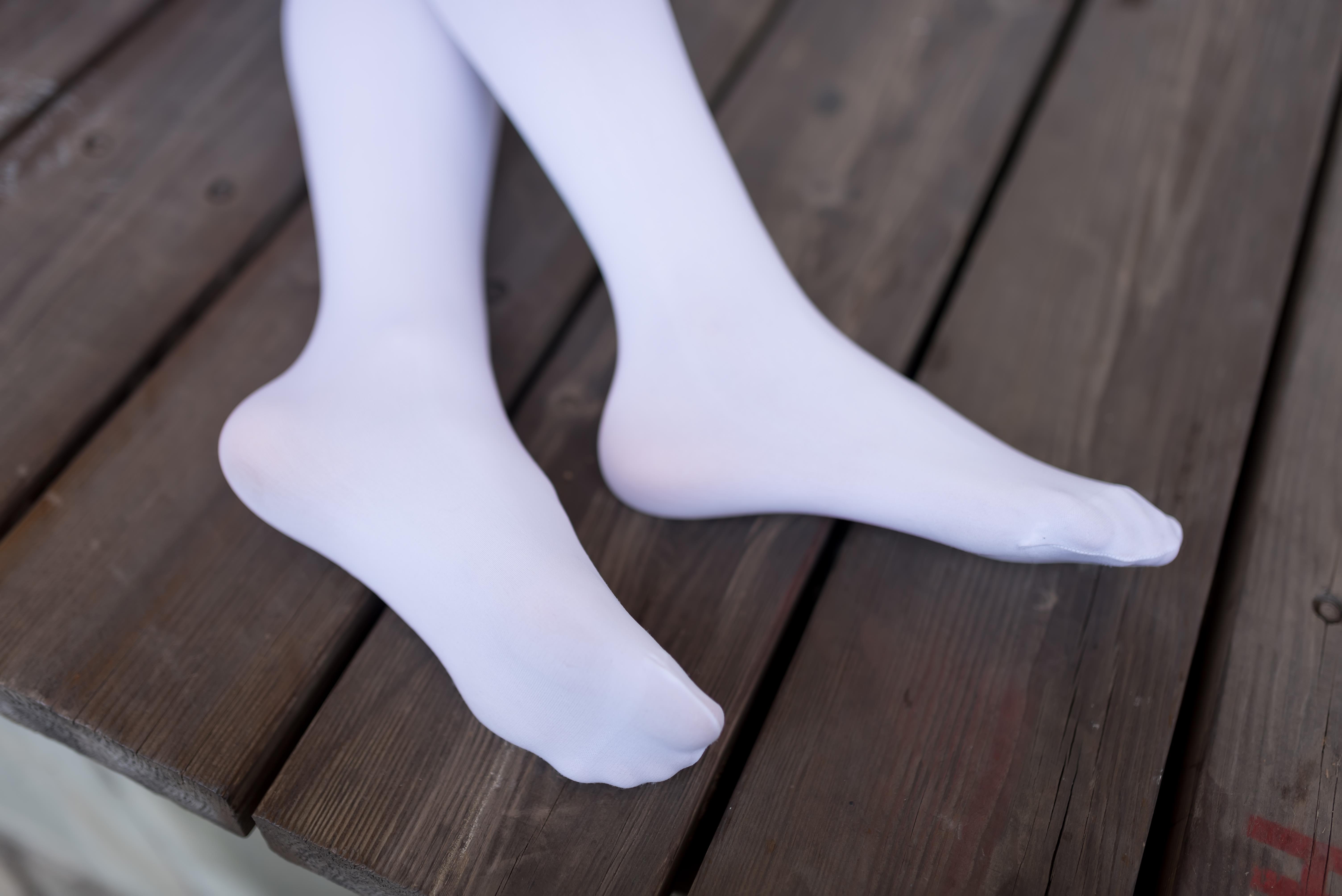 [风之领域]NO.001 清纯可爱小萝莉 粉色外套与白色超短裙加白色丝袜美腿性感私房写真集,