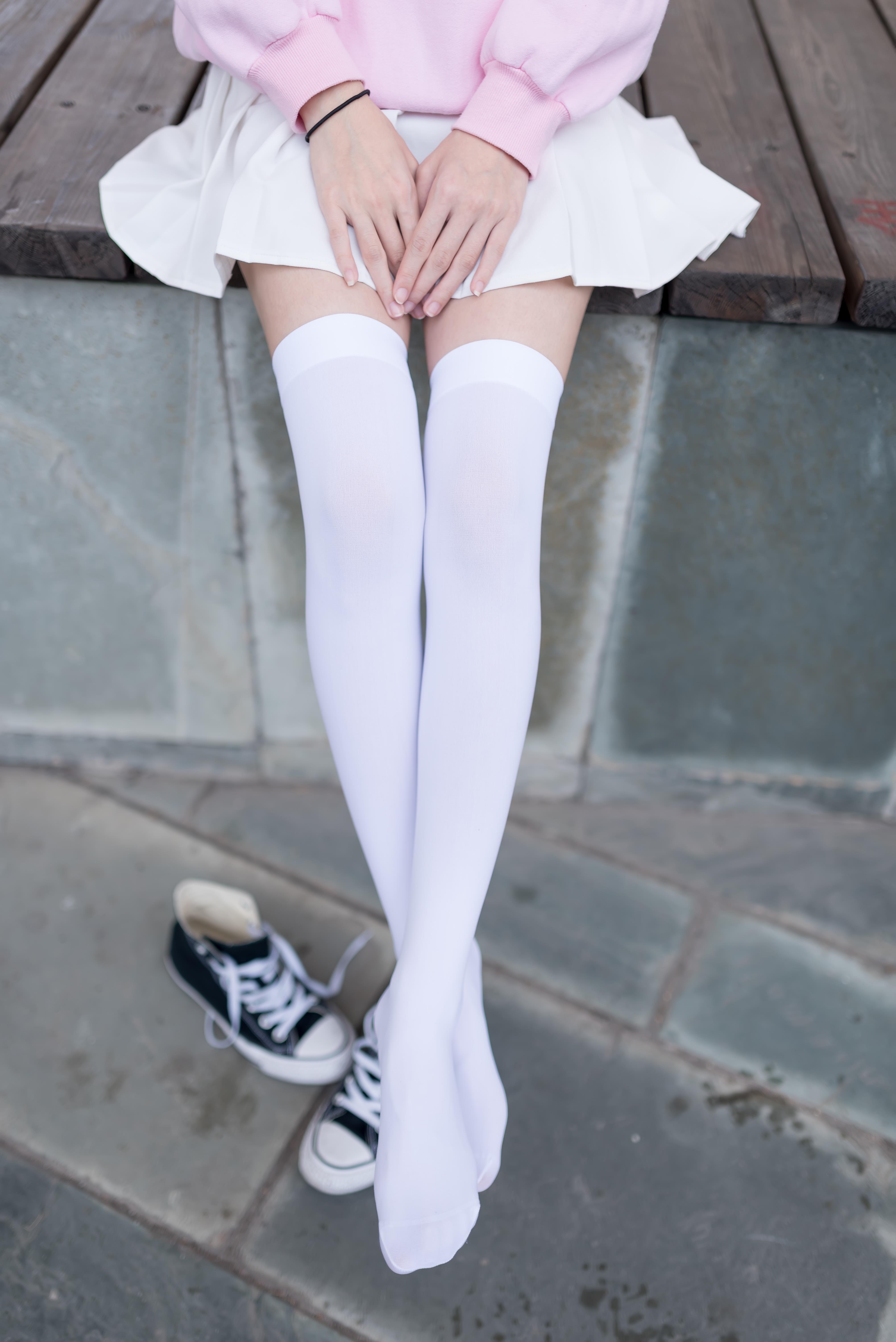 [风之领域]NO.001 清纯可爱小萝莉 粉色外套与白色超短裙加白色丝袜美腿性感私房写真集,
