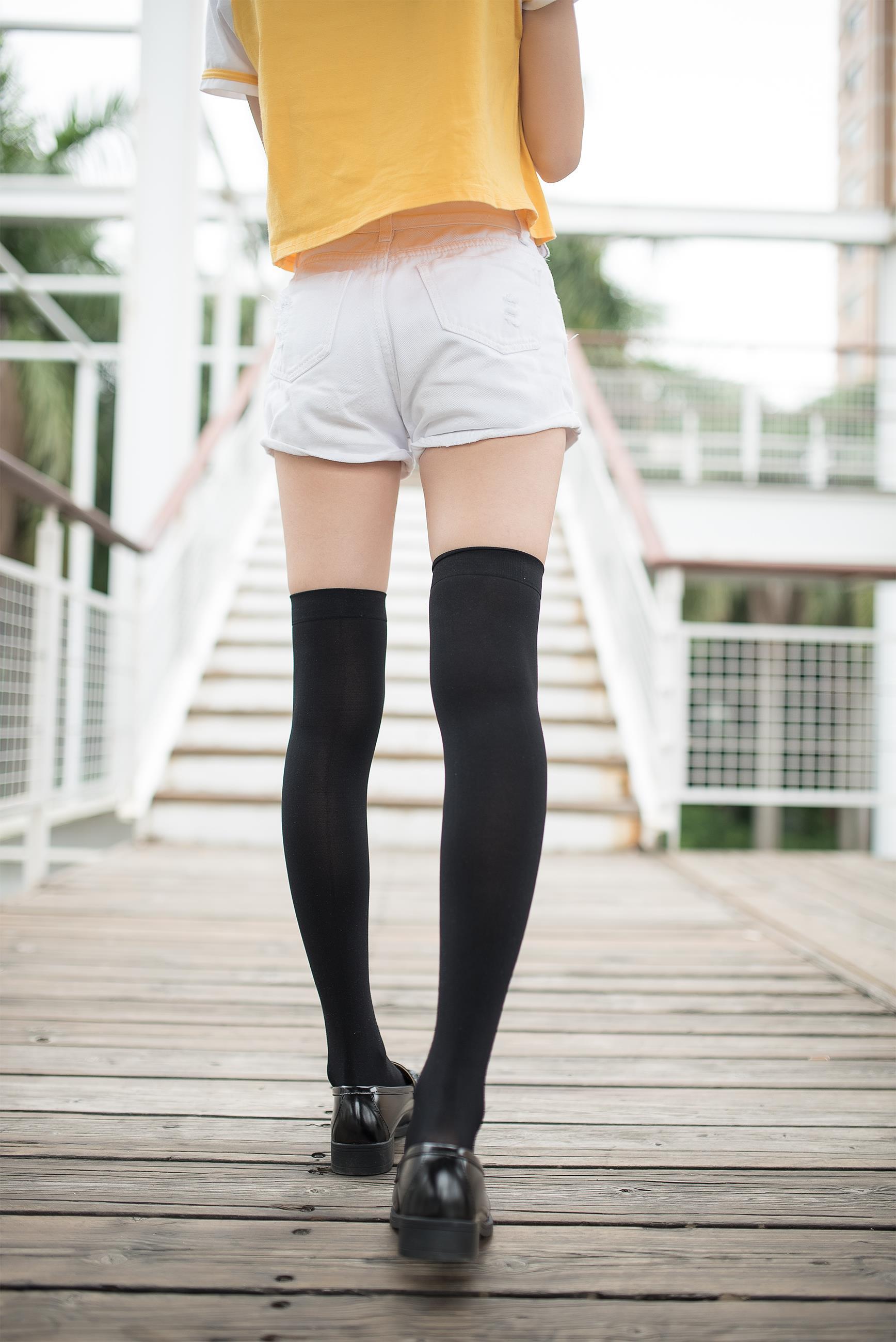 [风之领域]NO.002 清纯可爱小萝莉 橙色短袖与白色短裤加黑色丝袜美腿性感私房写真集,