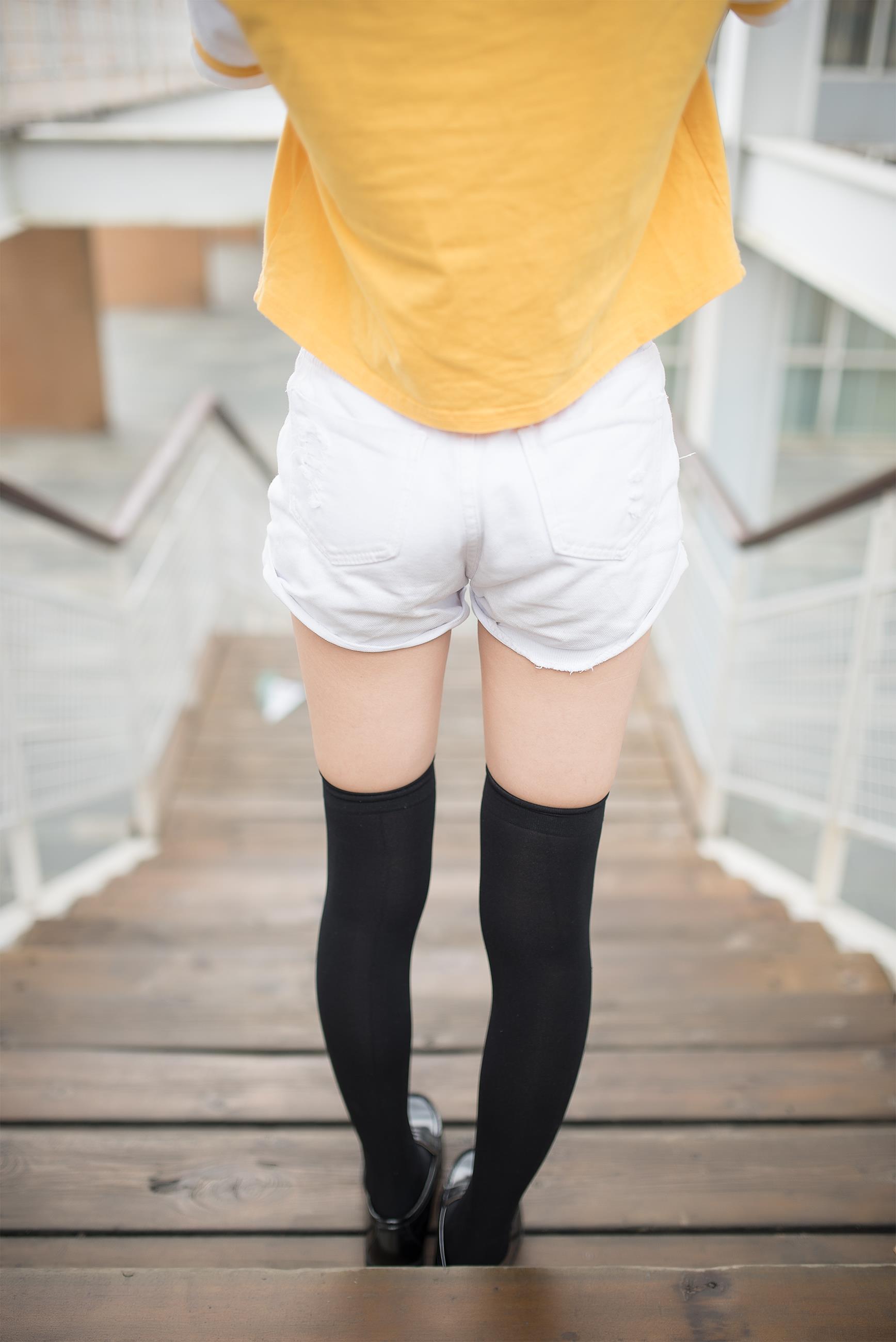 [风之领域]NO.002 清纯可爱小萝莉 橙色短袖与白色短裤加黑色丝袜美腿性感私房写真集,